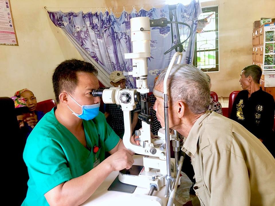 Khám mắt cho người cao tuổi ở Tân Kỳ. Ảnh: Phương Hảo
