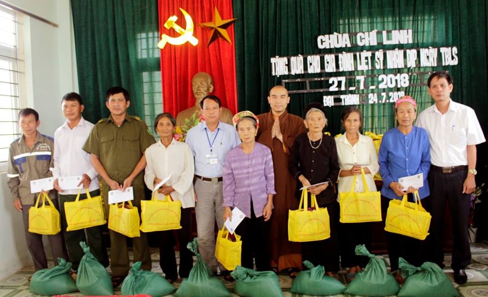  Trao quà cho gia đình ở Yên Thành. Ảnh: Hữu Tình