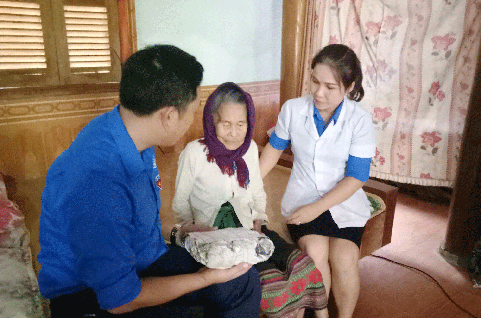 Trao quà cho người dân ở Quế Phong