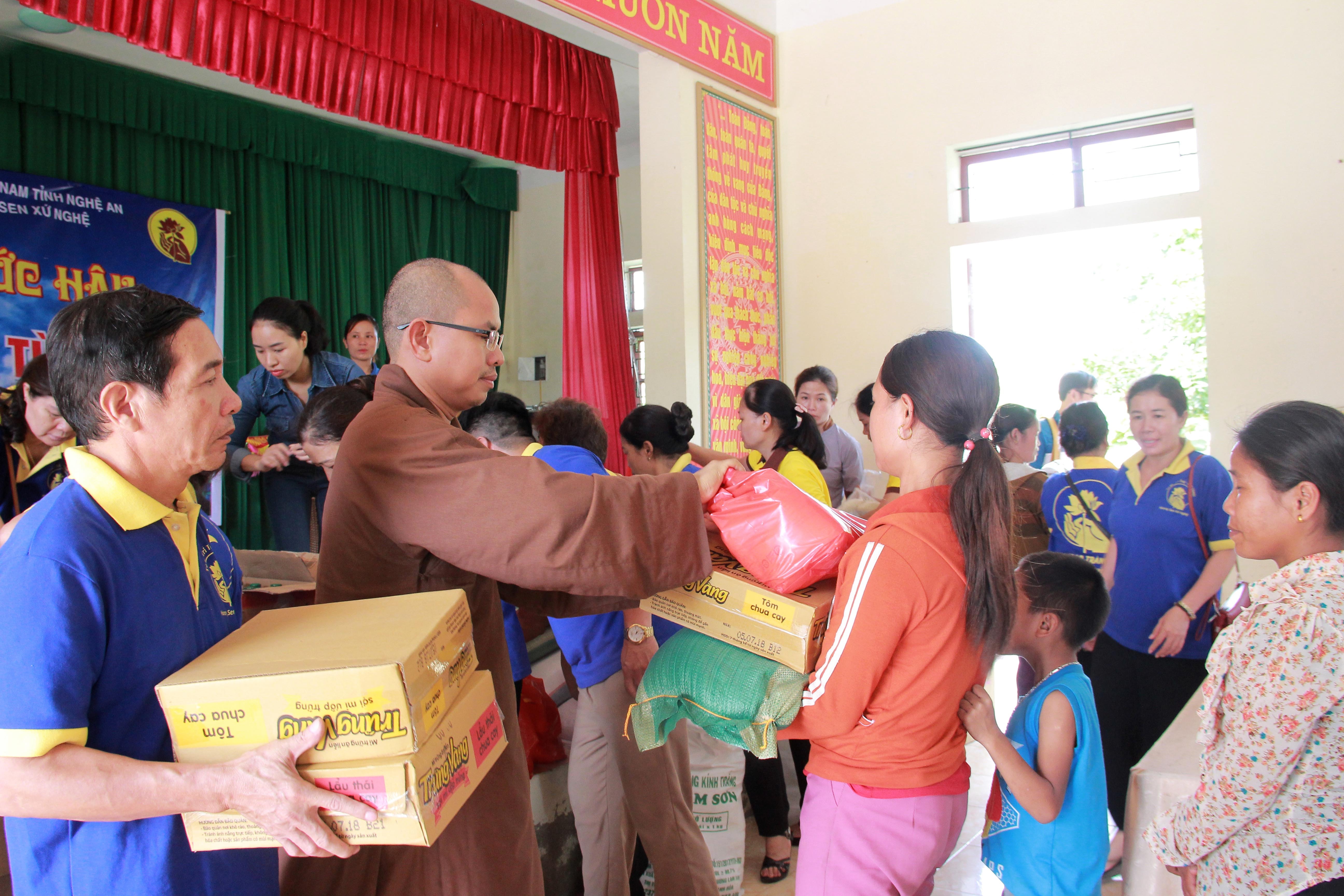  Trao quà cho người dân Thanh Chương. Ảnh: Huy Thư.