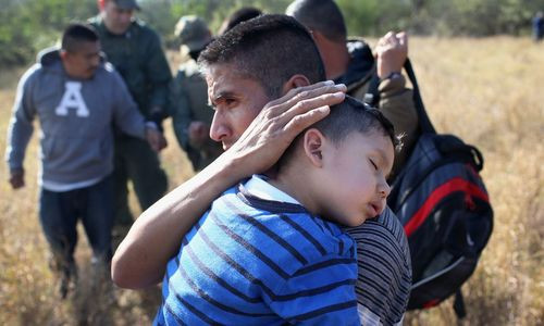 Một gia đình nhập cư trái phép bị bắt tại biên giới Mỹ năm 2017. Ảnh: AFP.