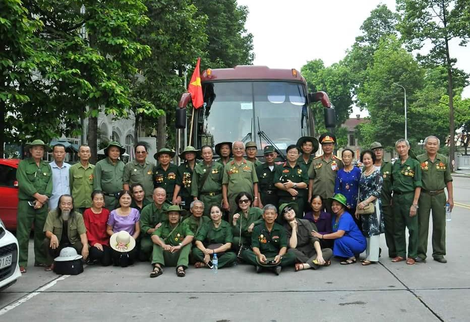 Niềm vui  ngày gặp lại của các CCB Trung đoàn 27 . Ảnh: Ngọc Long