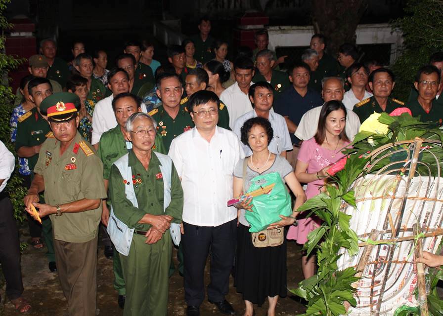 Thân nhân và CCB Trung đoàn 27 dâng hương tại đài tưởng niệm liệt sĩ xã Nam Anh.  Ảnh: Ngọc Long