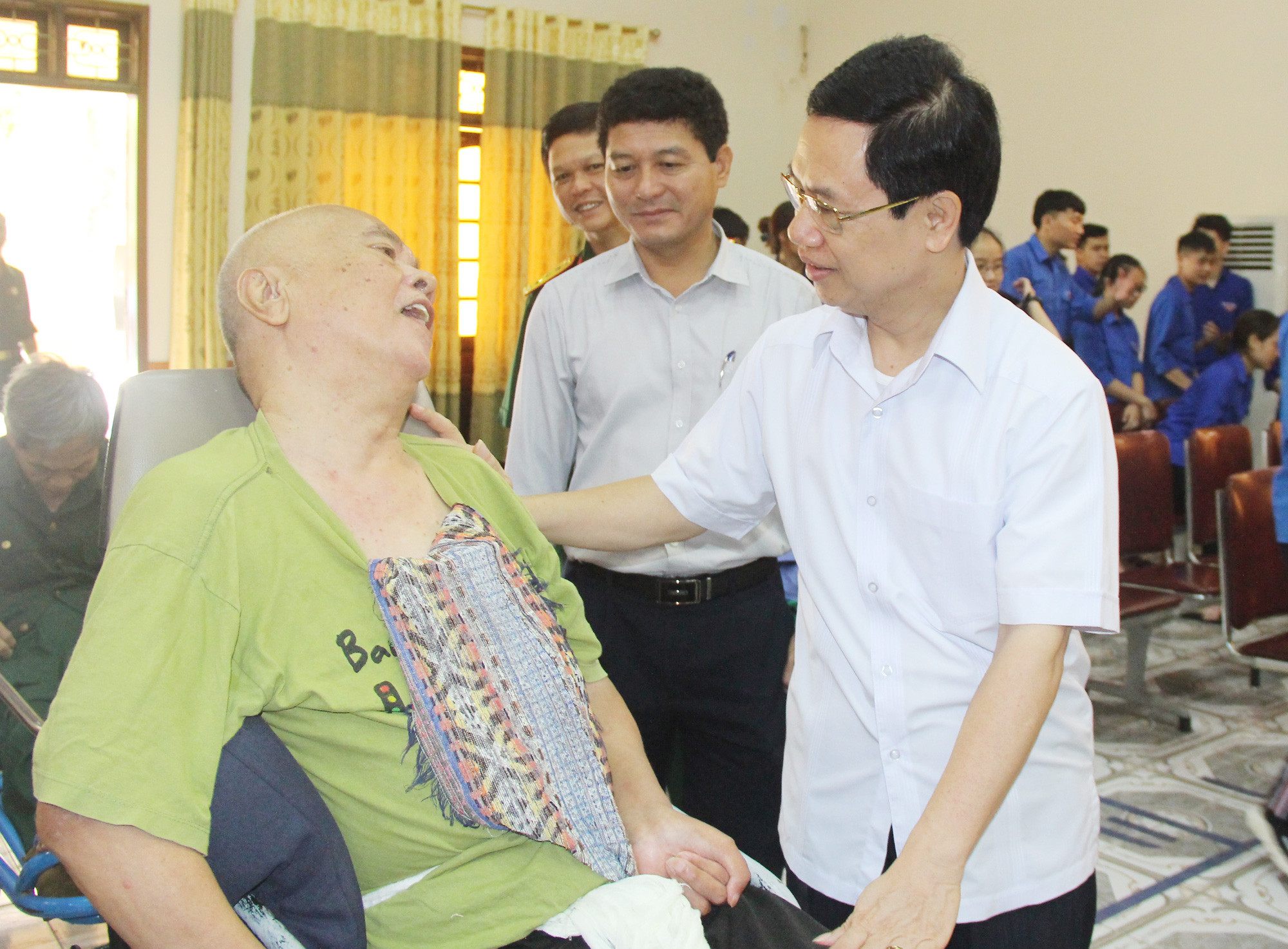 Đồng chí Nguyễn Xuân Sơn thăm hỏi, động viên thương binh nặng tại Trung tâm thương binh nặng Nghệ An. Ảnh: Mai Hoa