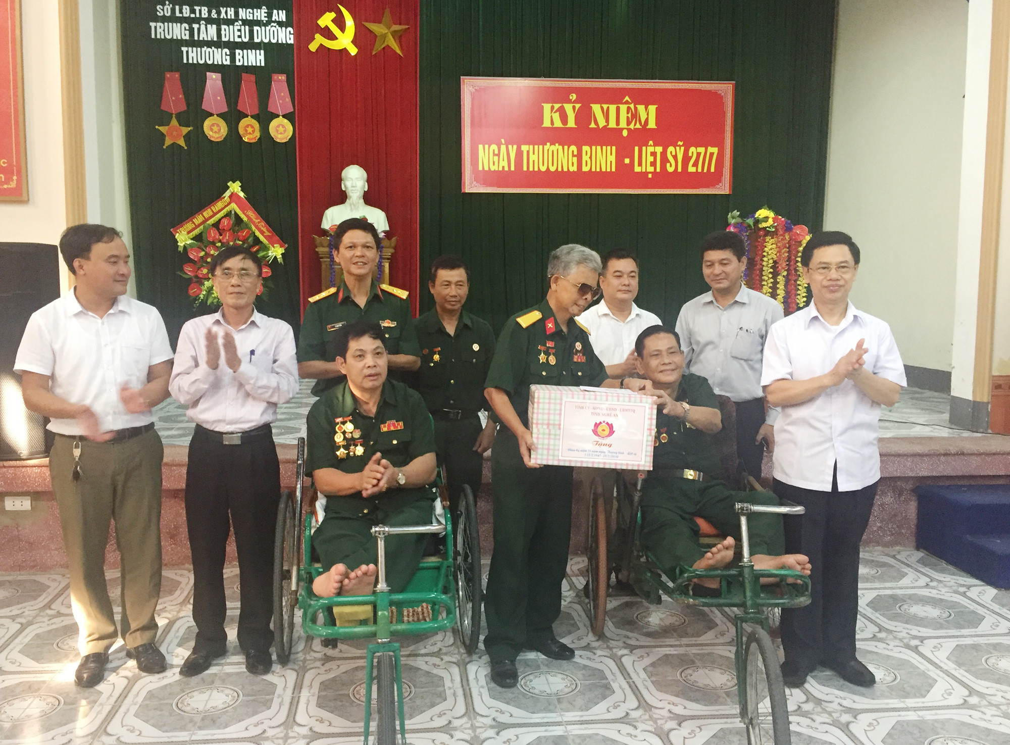 Đồng chí Nguyễn Xuân Sơn và lãnh đạo Văn phòng Tỉnh ủy, Sở LĐ, TB&XH, Bộ Chỉ huy Quân sự tỉnh thăm hỏi, tặng quà các thương binh nặng tại Trung tâm thương binh nặng Nghệ An, 