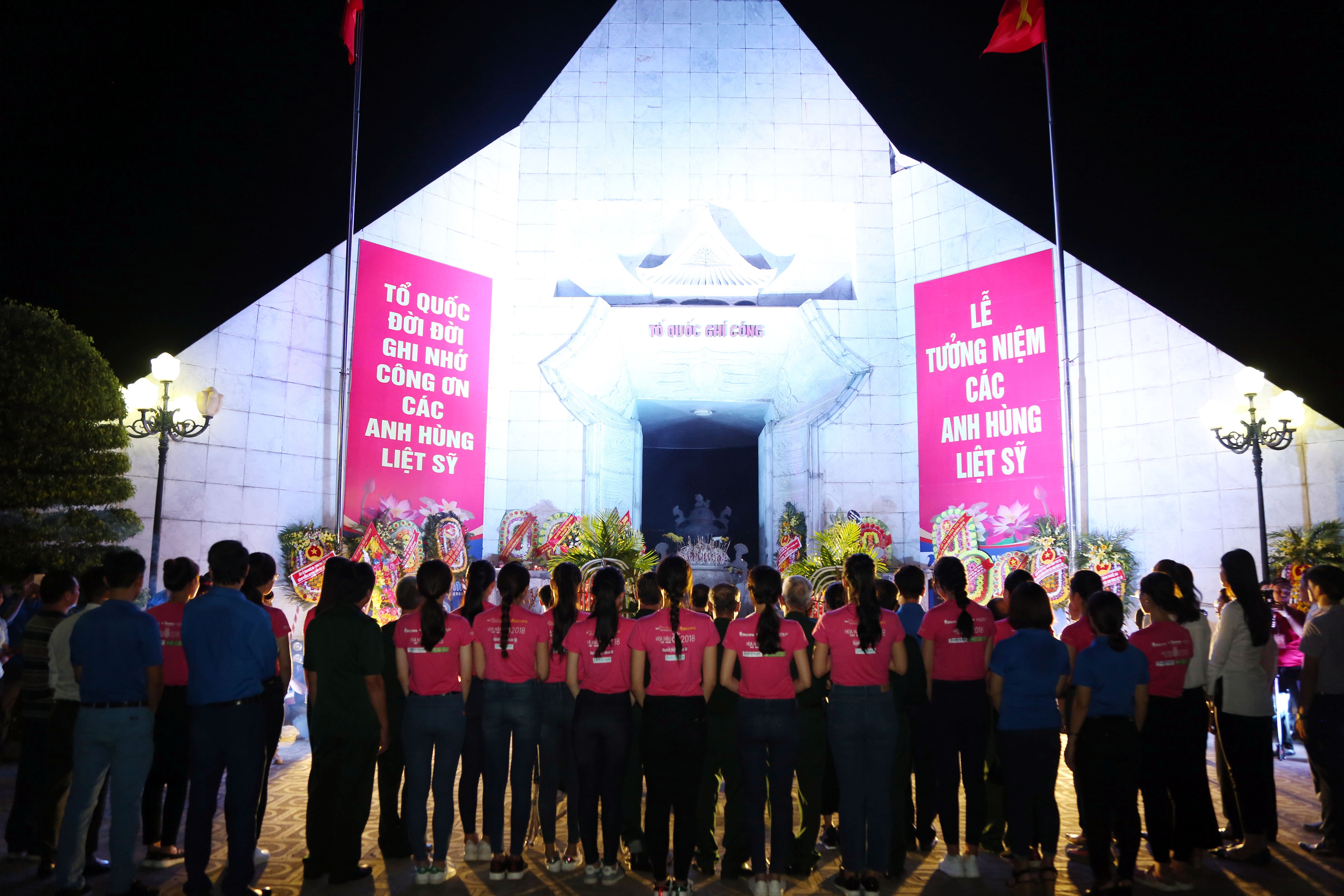 BTC cuộc thi Hoa hậu Việt Nam năm 2018 cùng các thí sinh và các cựu chiến binh tham dự Lễ dâng hương tri ân ở Đài tưởng niệm các anh hùng liệt sỹ ở Nghĩa trang Việt Lào. Ảnh: Hoàng Hảo