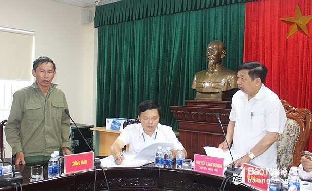 Chủ tịch UBND tỉnh Nguyễn Xuân Đường tiếp nhận những kiến nghị, phản ánh của công dân tại buổi tiếp công dân định kỳ. Ảnh tư liệu