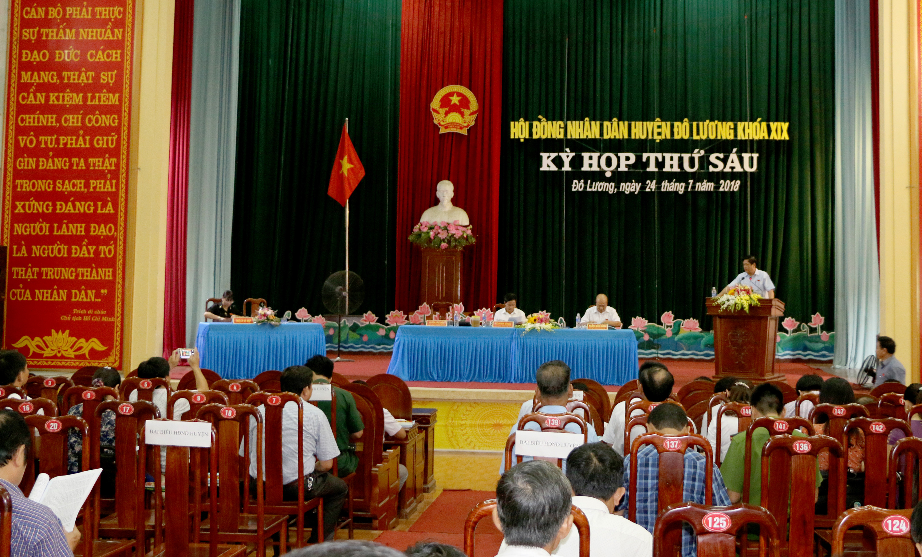 Toàn cảnh kỳ họp HĐND huyện Đô Lương. Ảnh: Sỹ Bắc