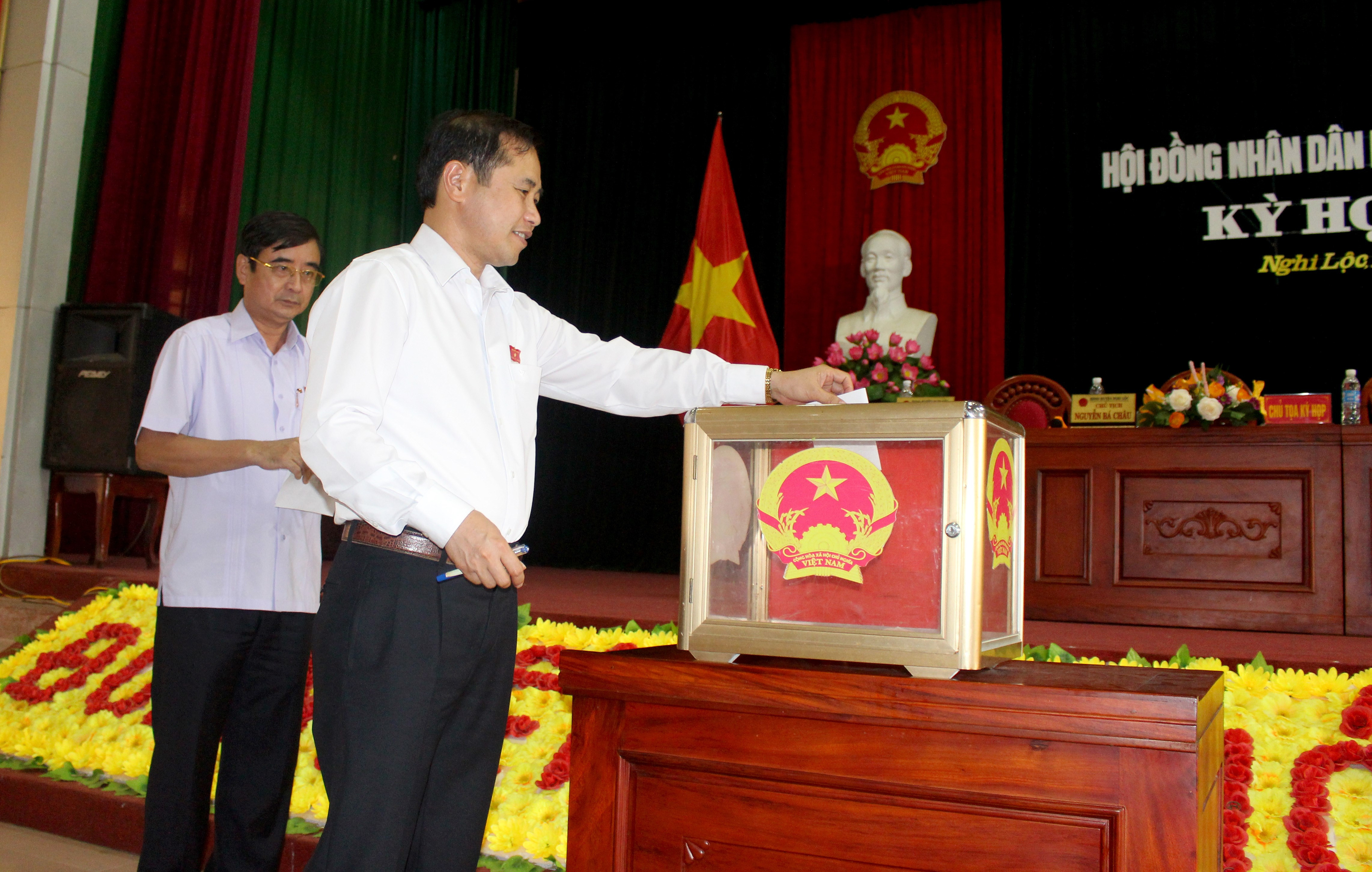 Đại biểu HĐND huyện Nghi Lộc bỏ phiếu bầu bổ sung hai Ủy viên UBND huyện, nhiệm kỳ 2016 - 2021. Ảnh: Nhật Tuấn