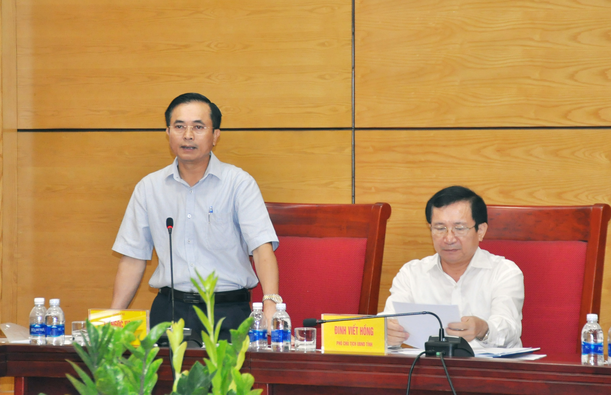 Phó chủ tịch UBND tỉnh Lê Ngọc Hoa trao đổi những bất cập trong thủ tục thu hút đầu tư. Ảnh; Thu Huyền