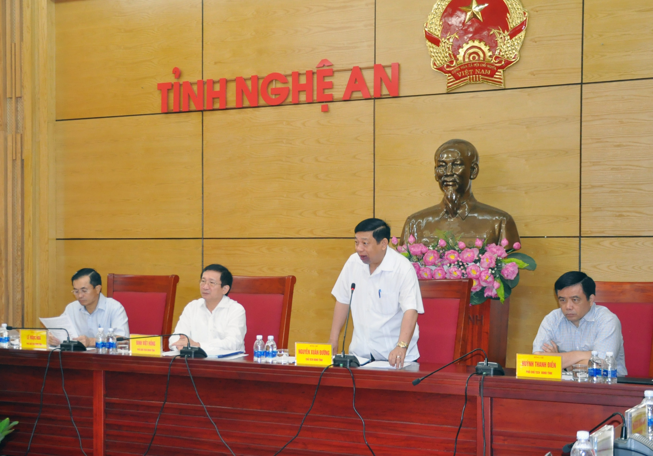 Chủ tịch UBND tỉnh Nguyễn Xuân Đường  chủ trì phiên họp. Ảnh: Thu Huyền