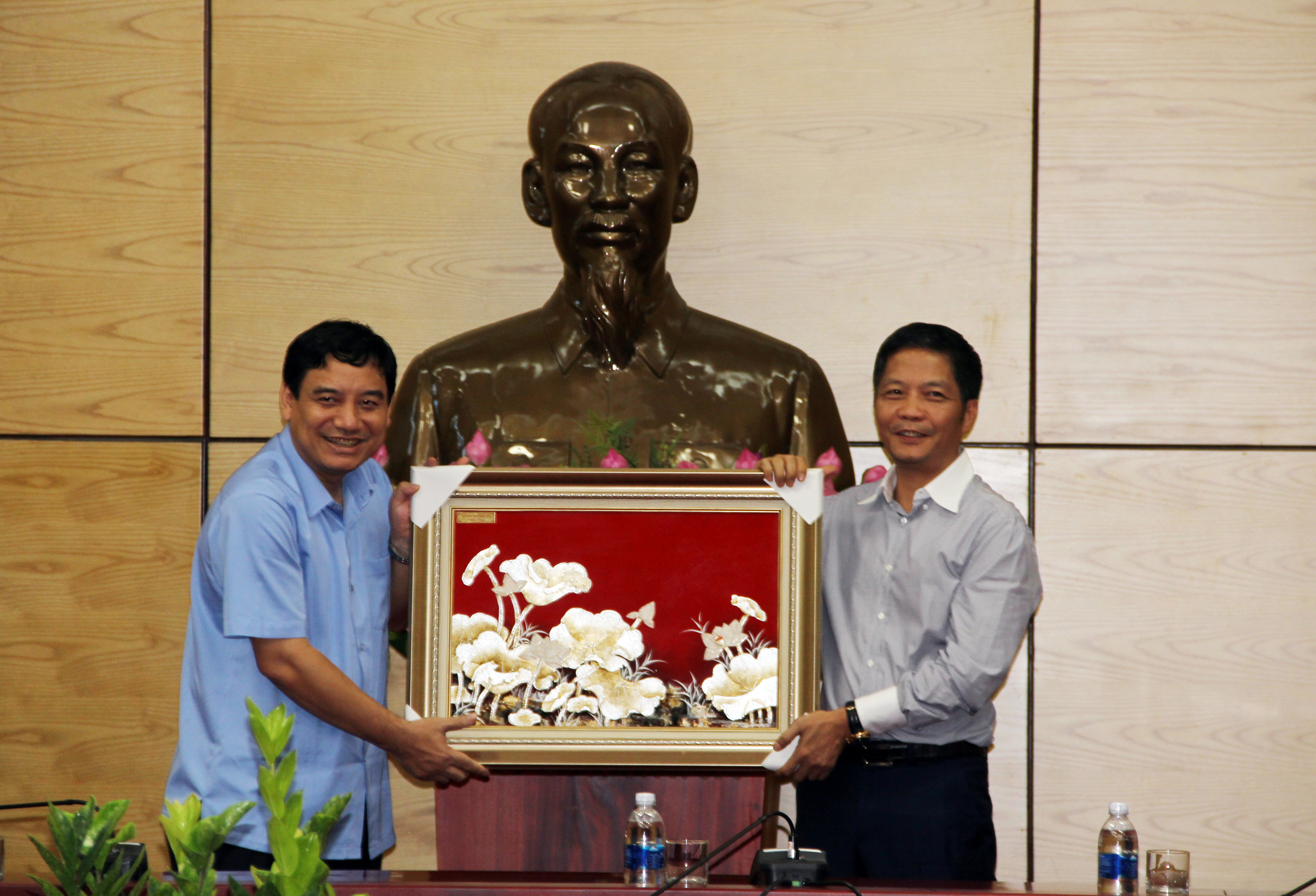 Bí thư Tỉnh ủy Nguyễn Đắc Vinh trao quà lưu niệm cho đoàn công tác. Ảnh: Phan Quỳnh