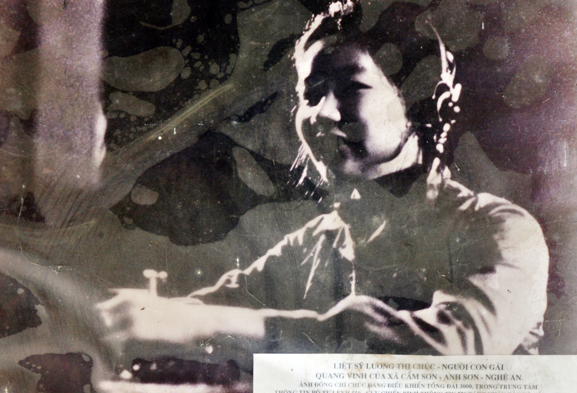 Bức ảnh liệt sỹ Lương Thị Chúc ( người con thứ 3 của Mẹ Quý) trong căn hầm liệt lạc giữa núi rừng Trường Sơn. Ảnh: Công Kiên