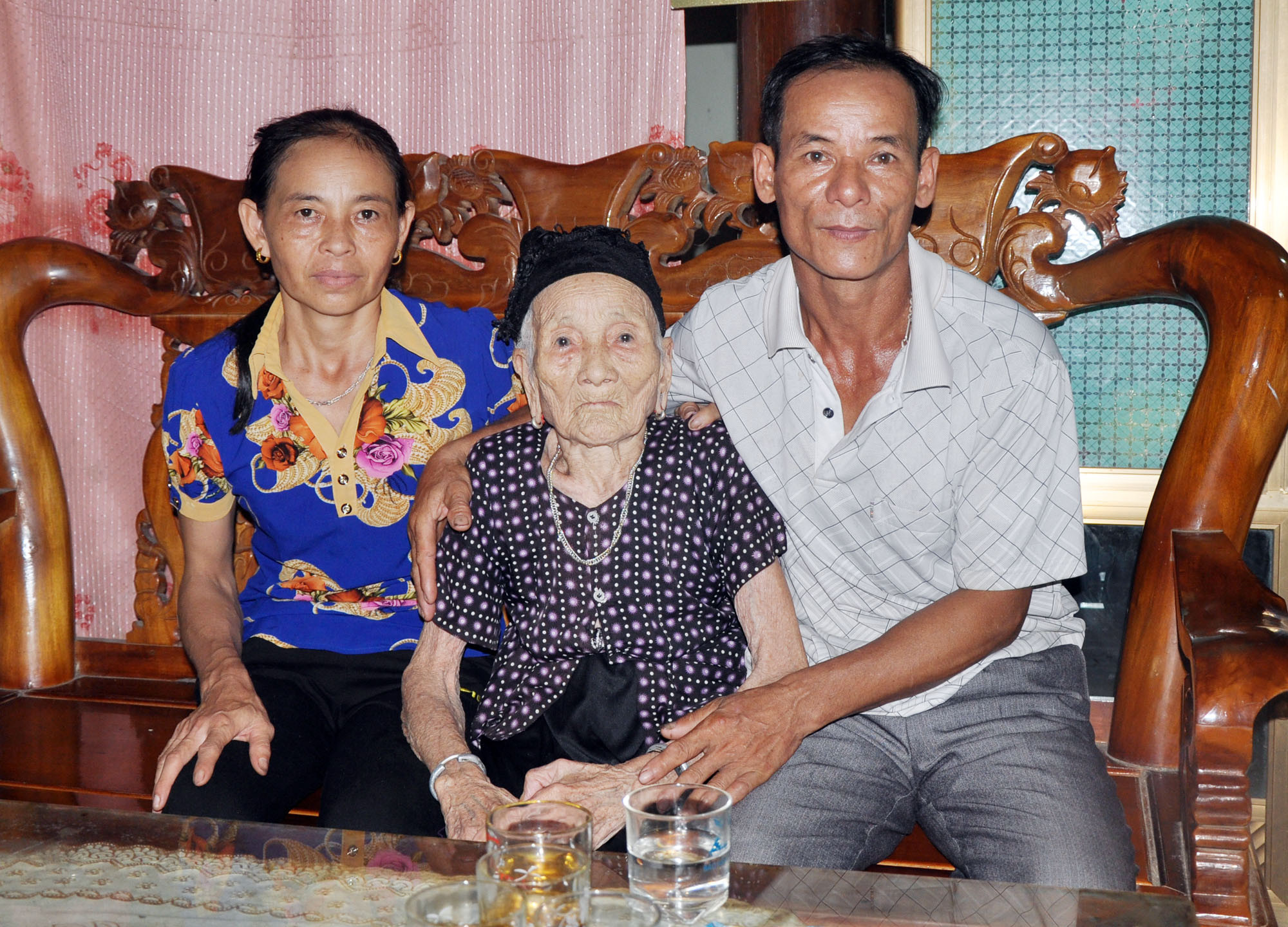 Hiện Mẹ Vi Thị Quý sống cùng vợ chồng con gái út là Lương Thị Đợi - Nguyễn Văn Mỹ ở bản Cẩm Lợi, xã Cẩm Sơn (Anh Sơn). 