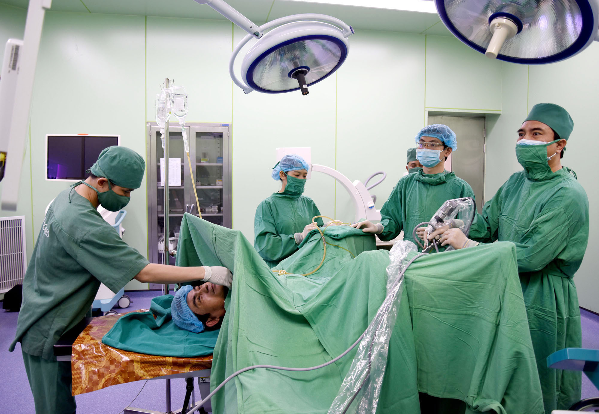 Phẫu thuật cho bệnh nhân ở Bệnh viện ĐK Thành phố Vinh  Ảnh Từ Thành