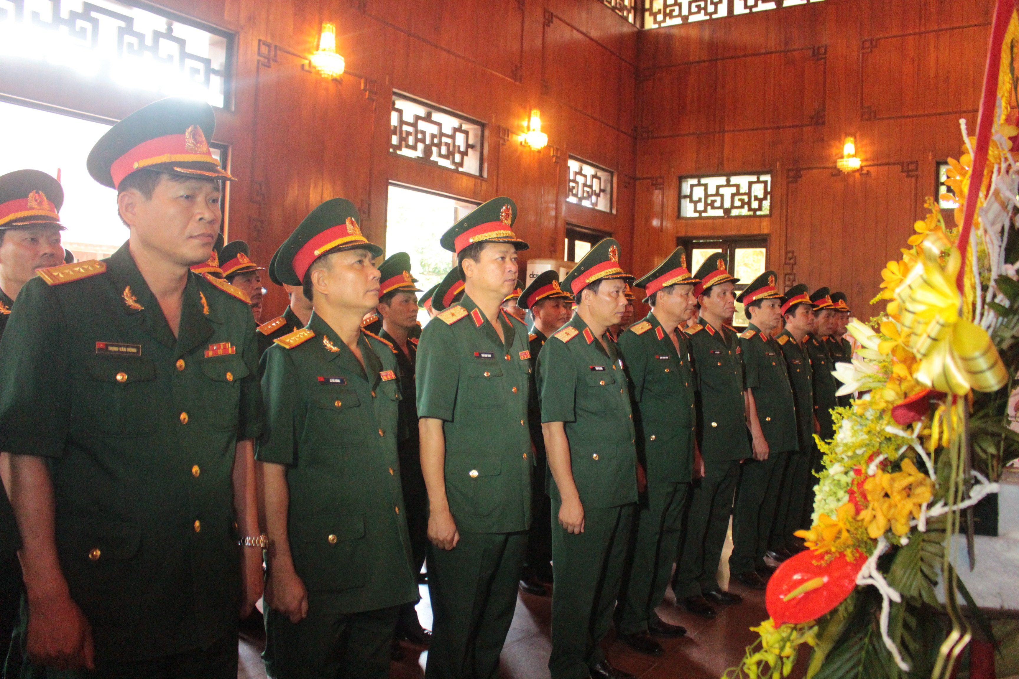 Đoàn công tác của Thường vụ Đảng ủy, Bộ Tư lệnh Quân khu 4 dâng hoa tưởng niệm Chủ tịch Hồ Chí Minh tại Khu di tích Kim Liên (Nam Đàn - Nghệ An). Ảnh: Phùng Ngọc Thăng