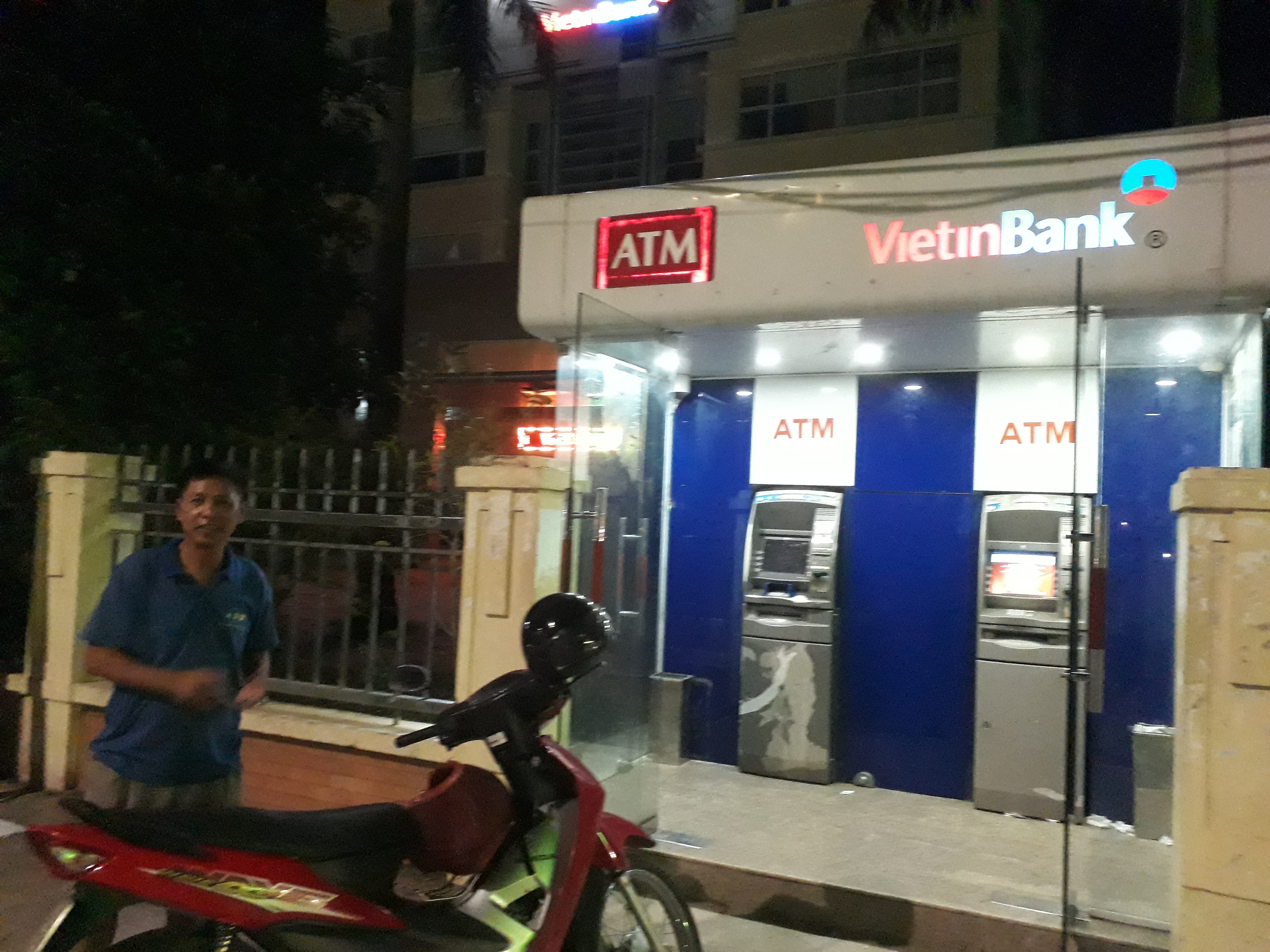 Cây ATM Ngân hàng Công thương tại Quỳnh Lưu bị hỏng kéo dài gần 4 ngày qua. Ảnh: Việt Hùng
