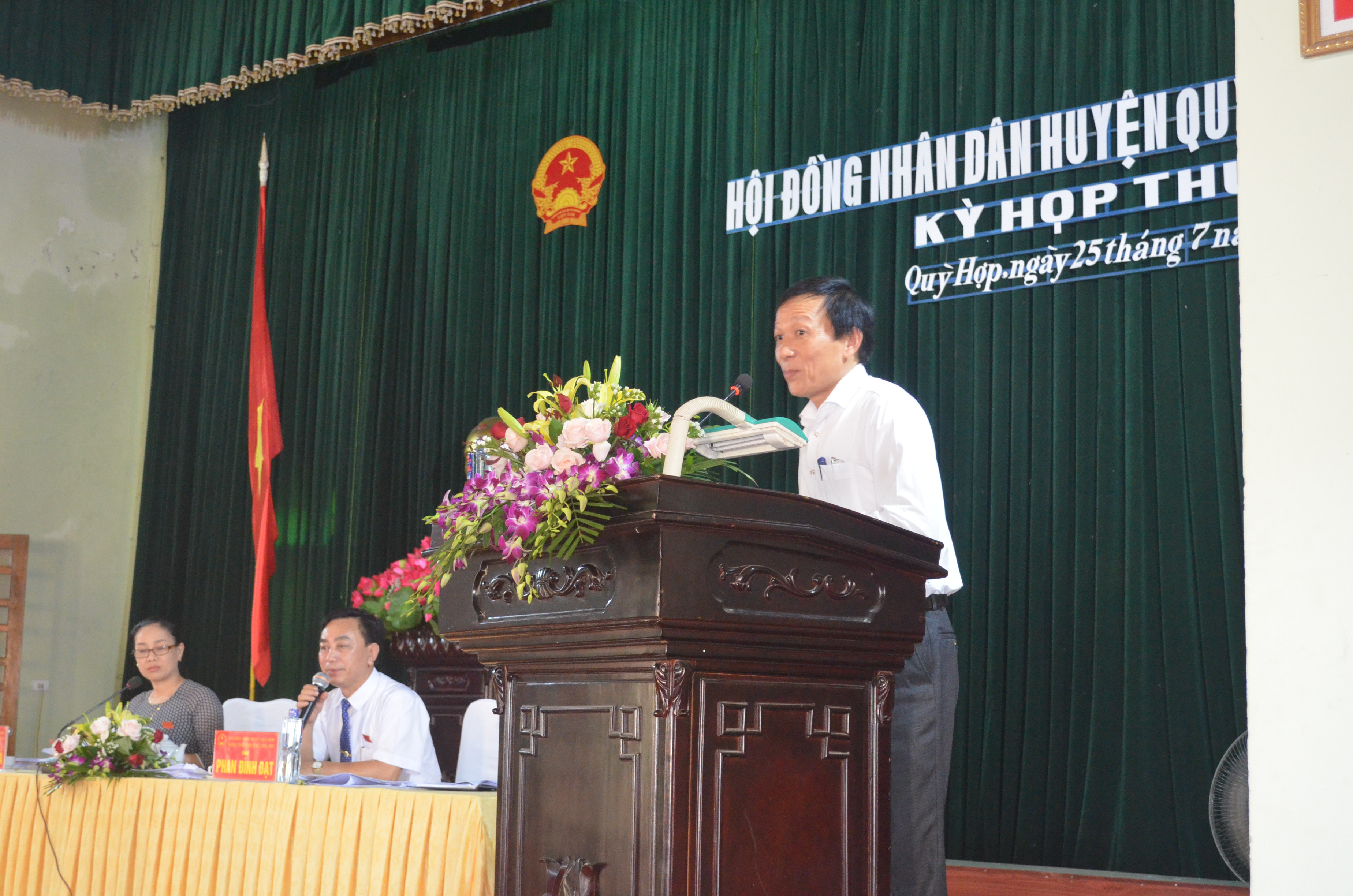 Trưởng phòng TN&MT huyện Quỳ Hợp, ông Lê Sỹ Hào thông tin đến cử tri việc thay thế nguồn nước cho Trạm cấp nước Quỳ Hợp. Ảnh: Nhật Lân