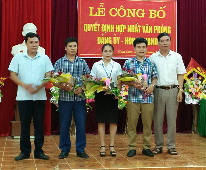 Xã Cam Lâm tổ chức Lễ công bố Quyết định hợp nhất và tặng hoa chúc mừng các công chức văn phòng Đảng ủy, HĐND, UBND.