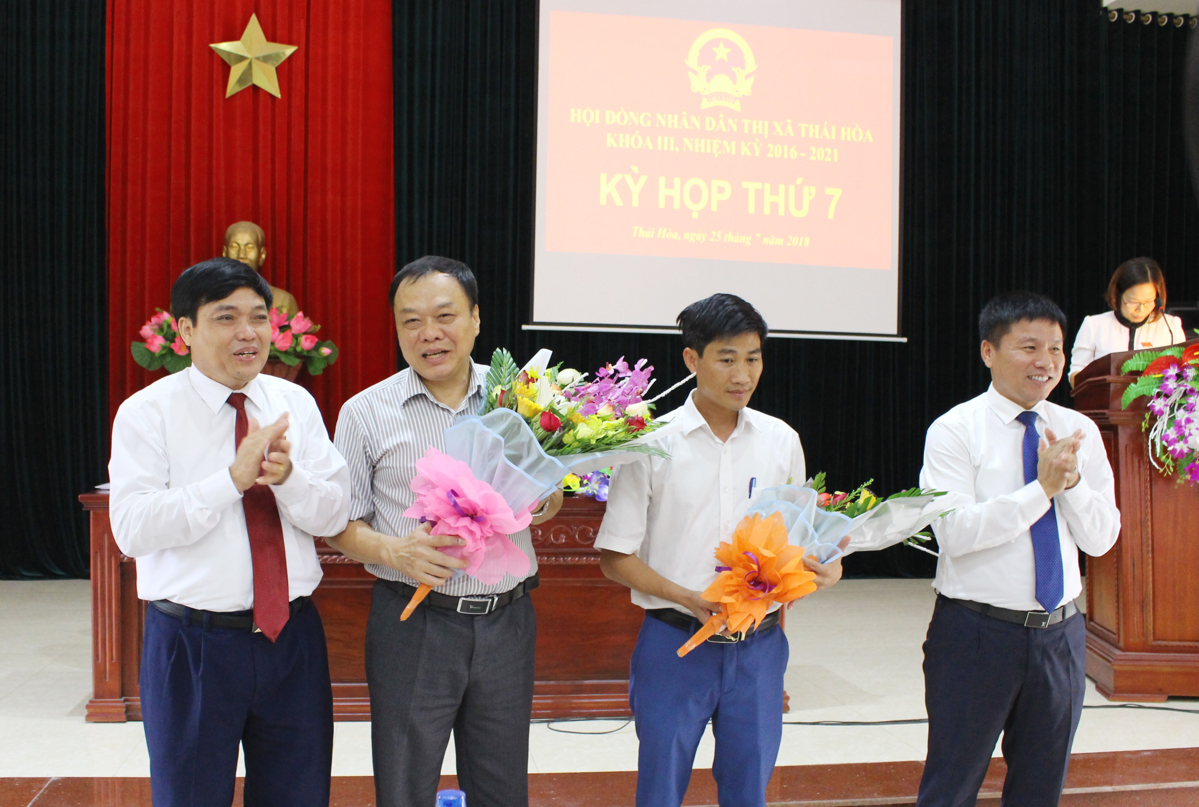 Lãnh đạo Thị xã Thái Hòa tặng hoa chúc mừng các đồng chí được bầu chức danh mới. Ảnh: Hoàng Thủy