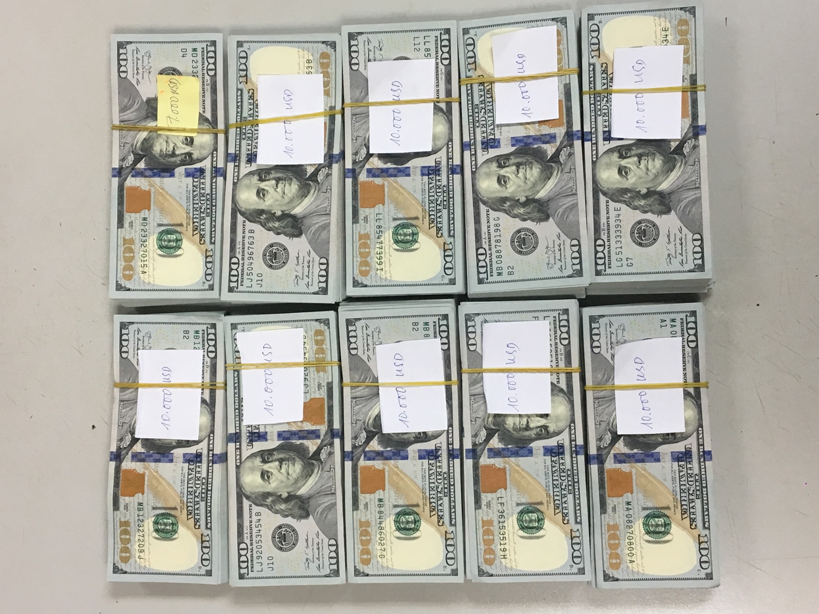 97.000 USD thu giữ tại Cửa khẩu Sân bay quốc tế Tân Sơn Nhất  