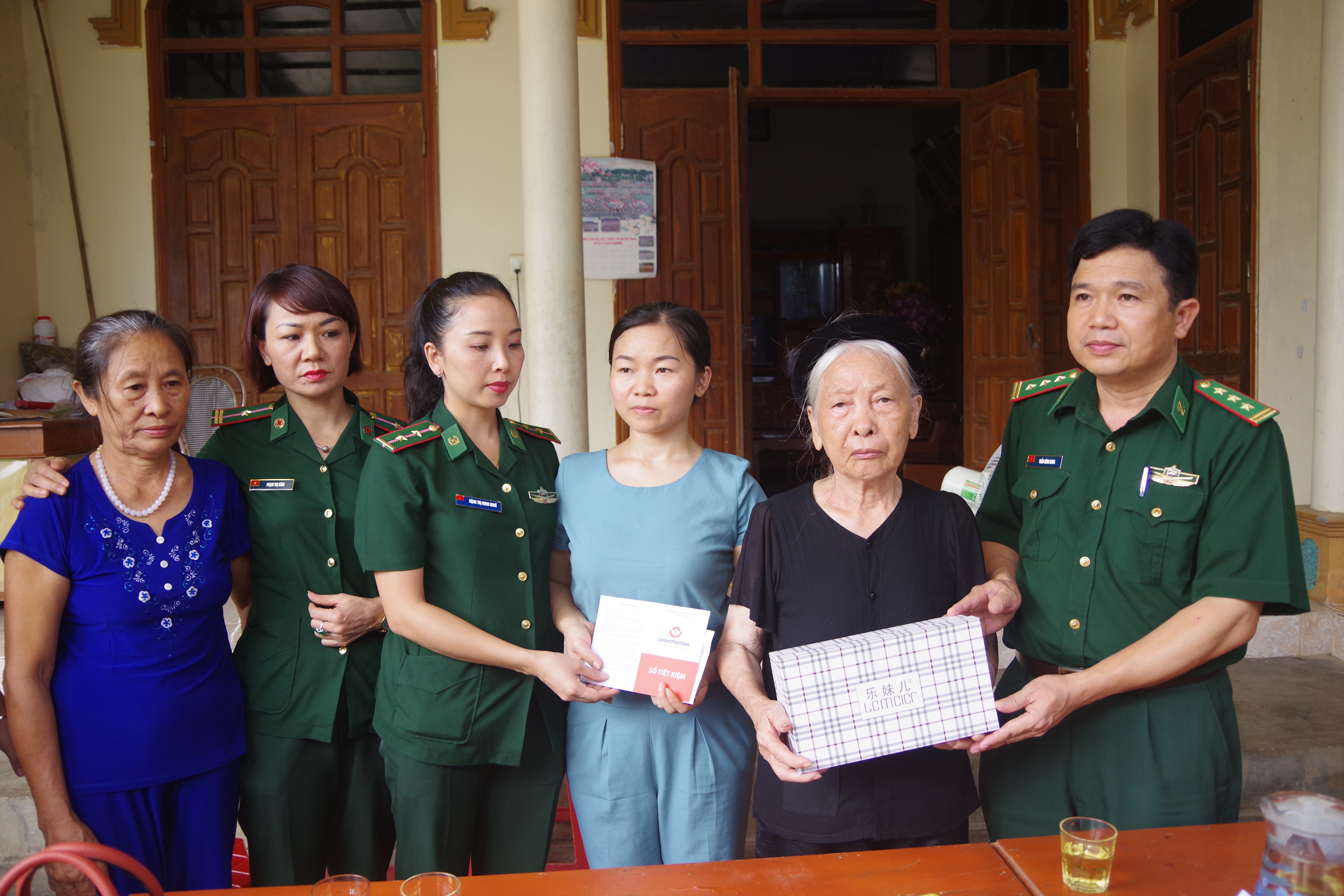 BĐBP Tặng sổ tiết kiện cho gia đình Đại úy Nguyễn Đình Tài.