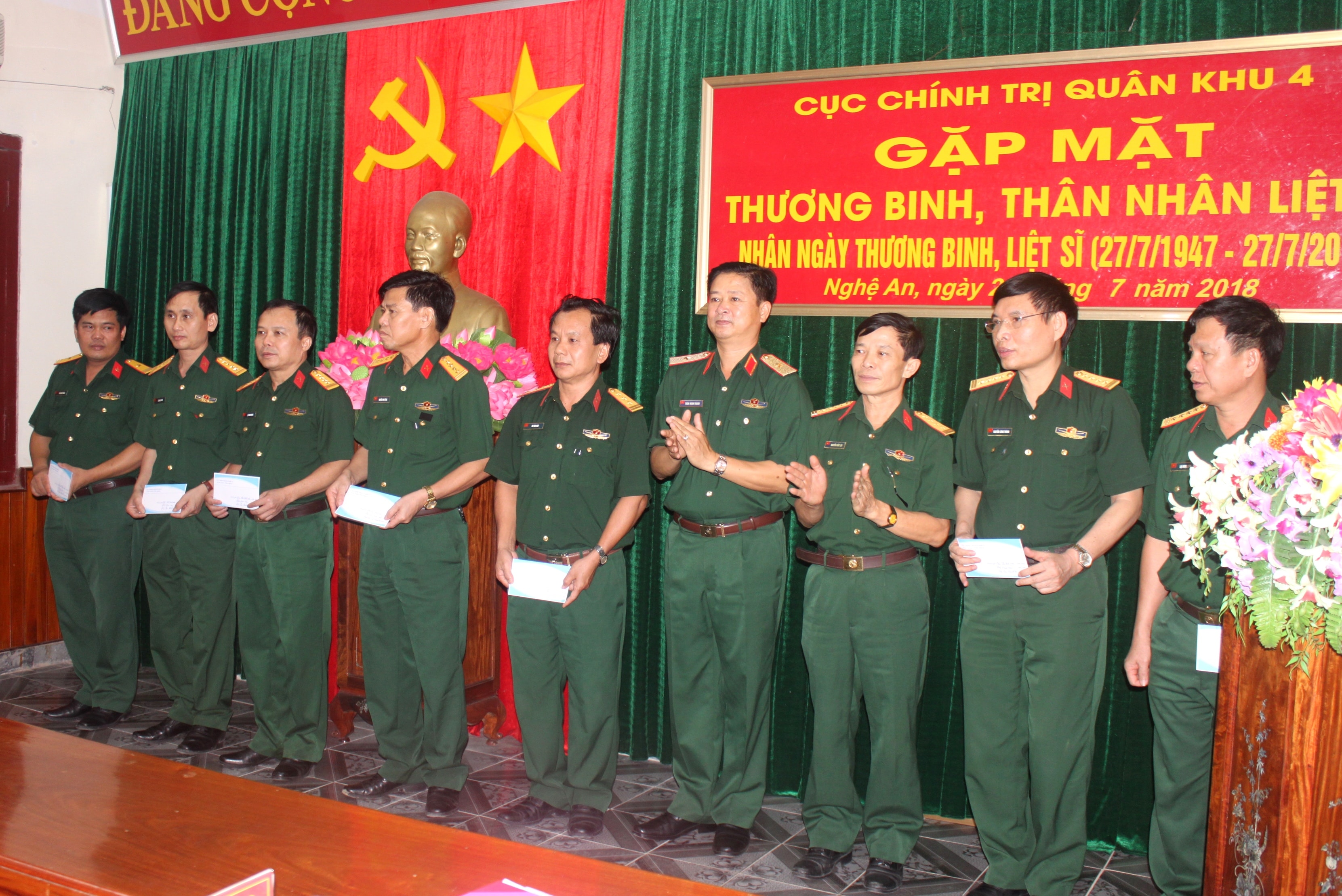 Thiếu tướng Trần Minh Thanh trao quà cho các đồng chí thương binh đang công tác tại Cục Chính trị