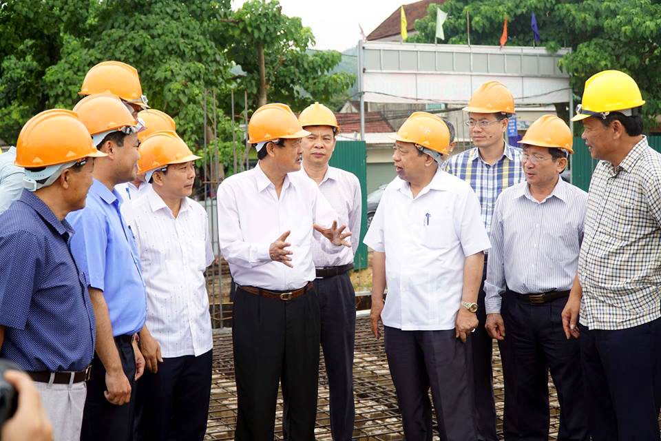 Chủ tịch UBND tỉnh Nguyễn Xuân Đường kiểm tra Dự án chợ Tân Kỳ. Ảnh: Công Hồng