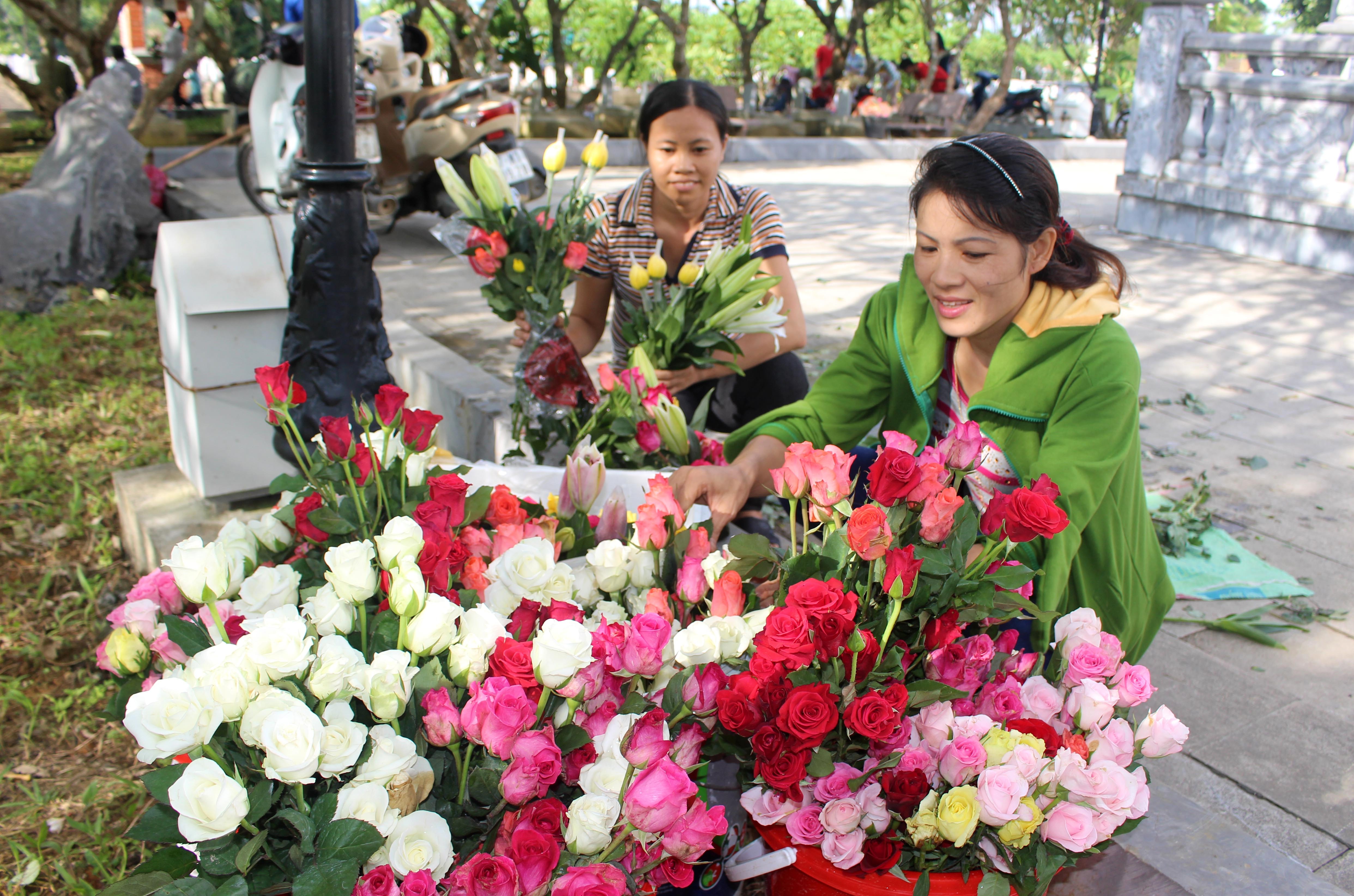 9.Những bó hoa tươi được chuẩn bị chu đáo cho ngày lễ tại nghĩa trang Quốc tế Việt - Lào. Ảnh: Huy Thư