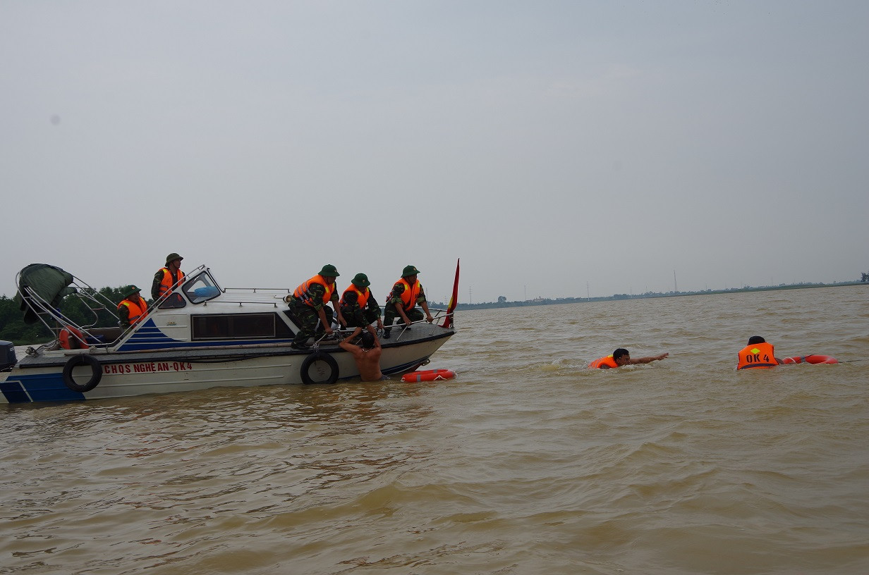 Bộ CHQS tỉnh huấn luyện nội dung cứu hộ cứu nạn trên sông. Ảnh: Phong Quang