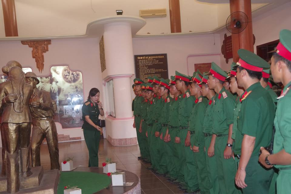 Chiến sỹ mới Trung đoàn 764 tham quan, học tập truyền thống tại Bảo tàng Quân khu 4. Ảnh: Trọng Kiên
