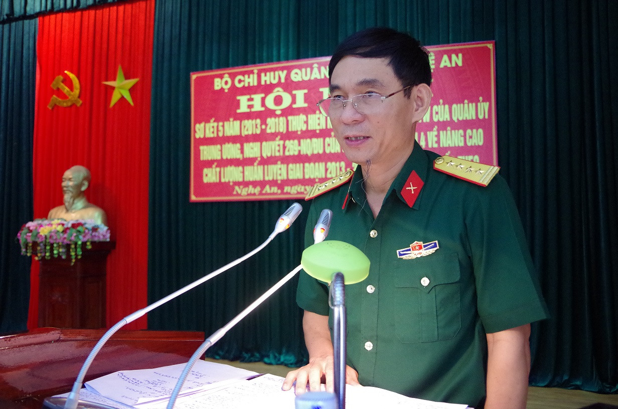 Đại tá Trần Văn Hùng - Ủy viên Ban Thường vụ Tỉnh ủy, Chỉ huy trưởng Bộ CHQS tỉnh chủ trì hội nghị. Ảnh: Quang Phong