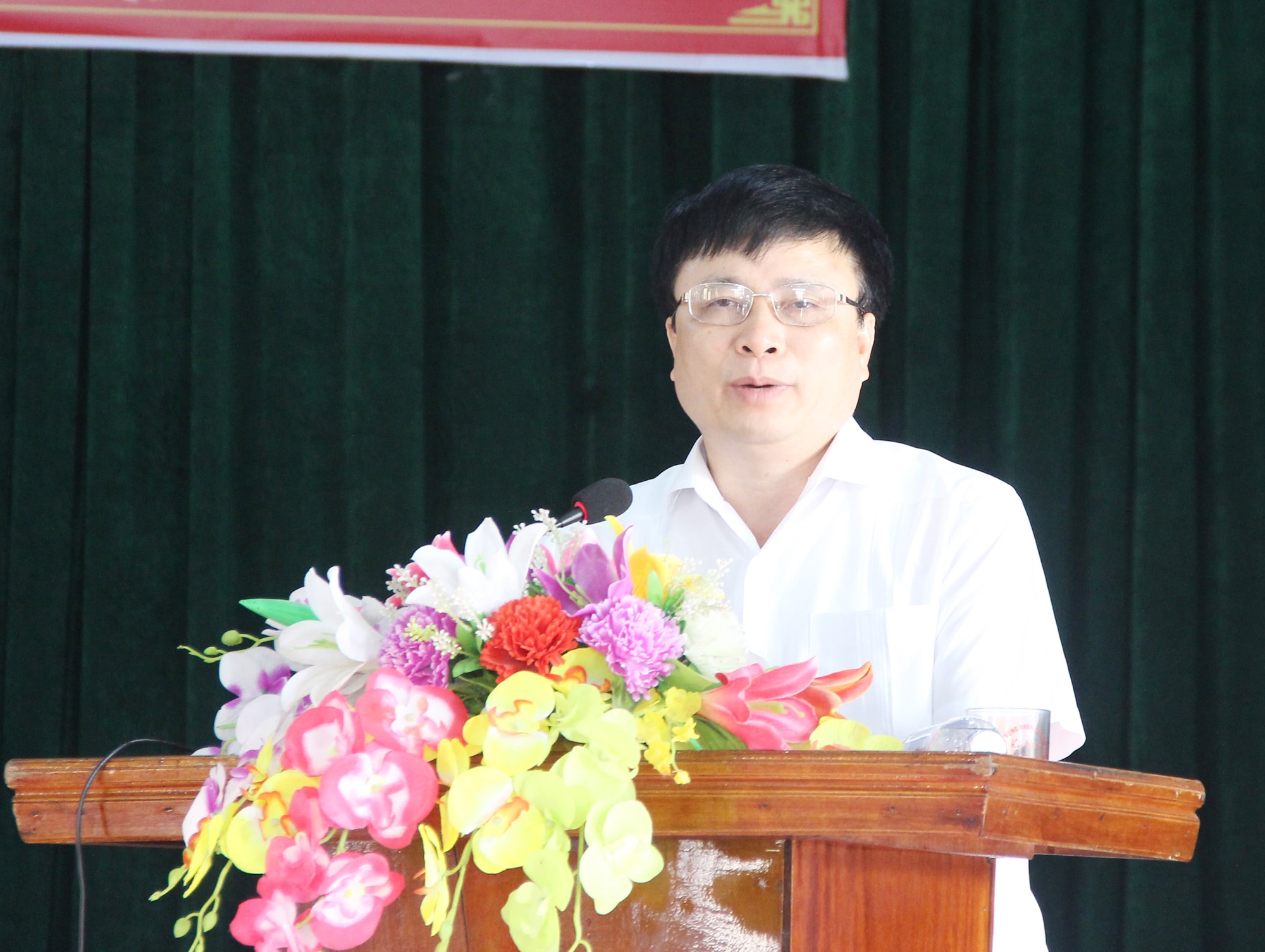 Đồng chí Bùi Đình Long - Ủy viên BCH Đảng bộ tỉnh, Bí thư Huyện ủy Nam Đàn chỉ đạo UBND huyện và cấp xã vào cuộc tháo gỡ vướng mắc trong cấp GCNQSDĐ cho người dân. Ảnh: Mai Hoa
