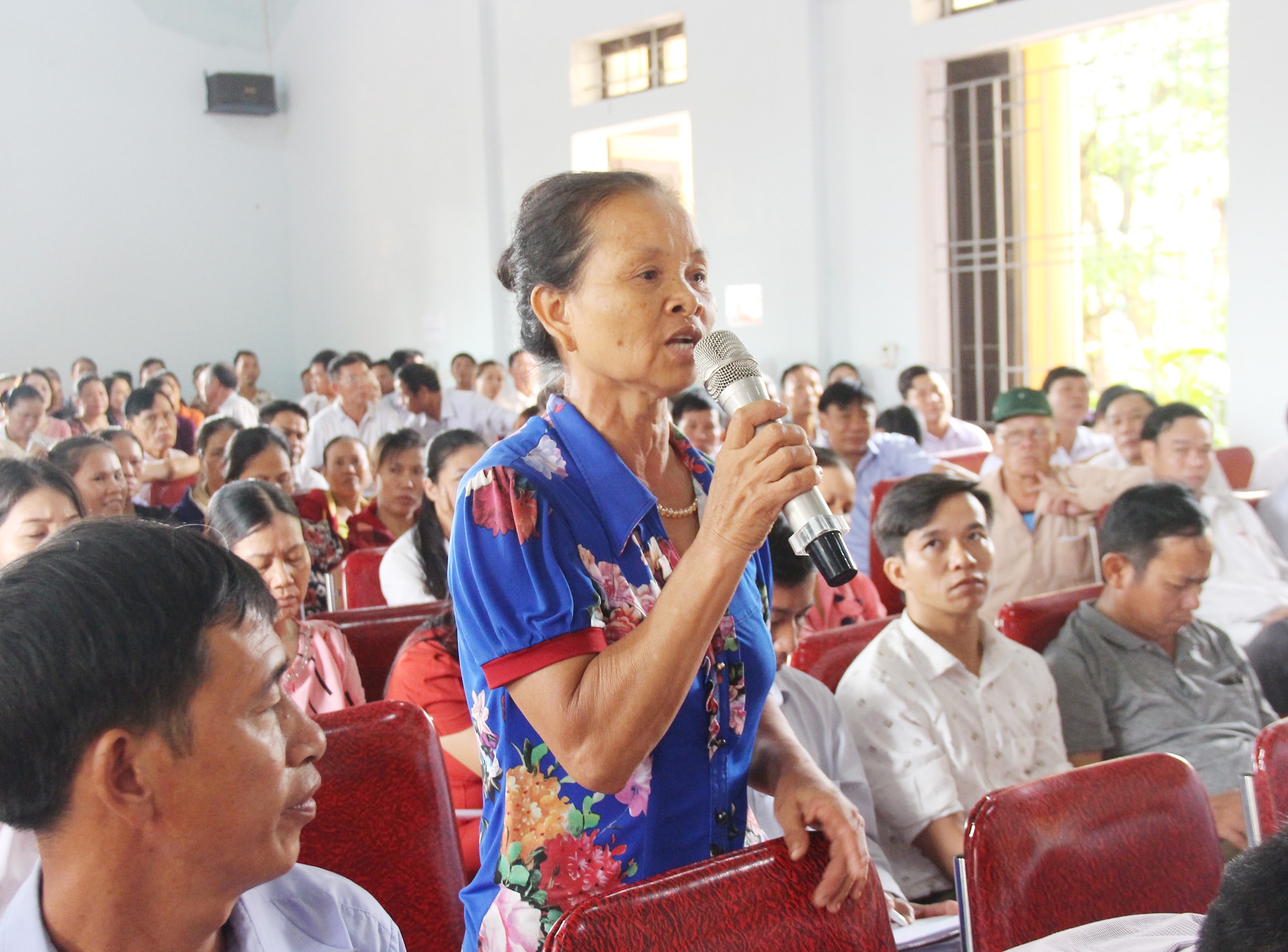 Bà Nguyễn Thị Thanh, xóm Hạ Long, xã Vân Diên, gia đình bà mua đất từ năm 2000 đến nay vẫn chưa được cấp GCNQSDĐ. Ảnh: Mai Hoa