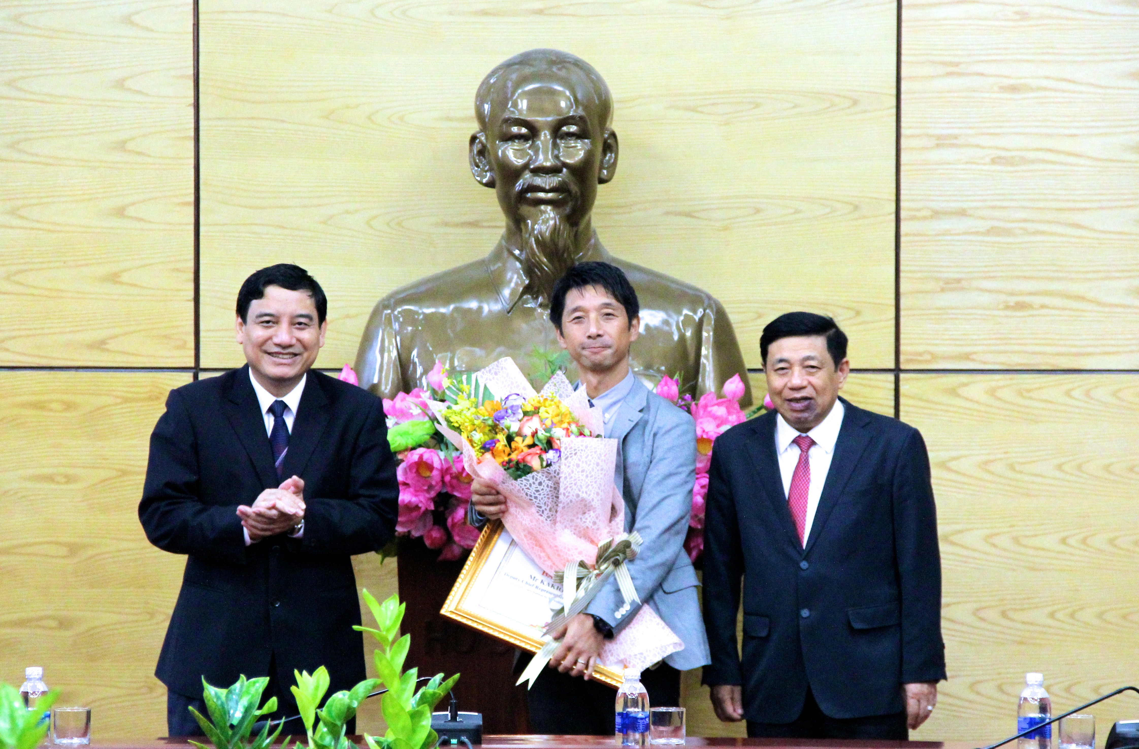 Dịp này, UBND tỉnh Nghệ An đã trao tặng Bằng khen cho ngài Kakioka Naoki - Phó trưởng Đại diện văn phòng JICA Việt Nam vì đã có những đóng góp xuất sắc trong sự phát triển của tỉnh Nghệ An. Ảnh: Mỹ Nga 