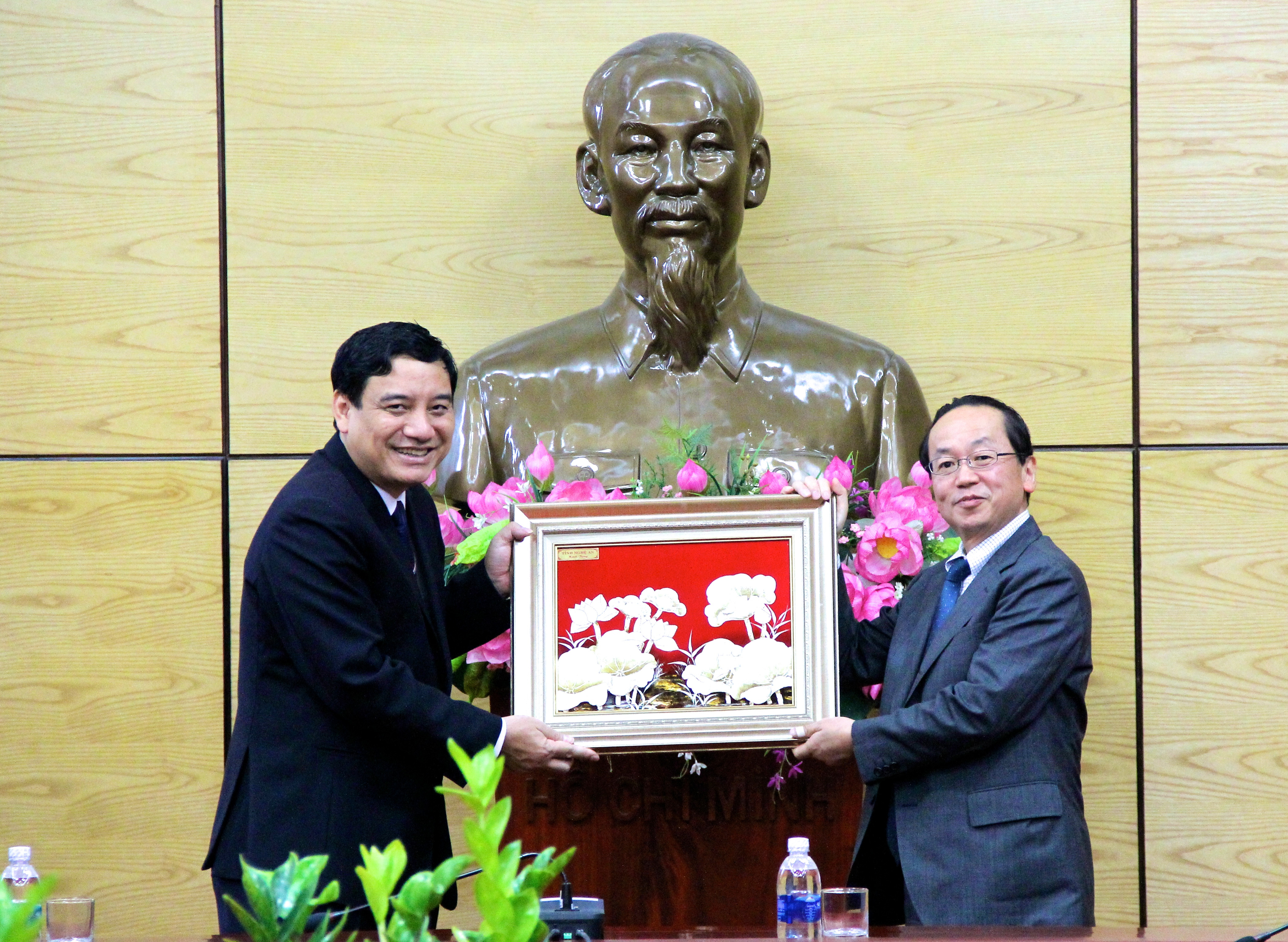 Bí thư Tỉnh ủy Nguyễn Đắc Vinh trao tặng món quà lưu niệm cho đoàn công tác JICA. Ảnh: Mỹ Nga 