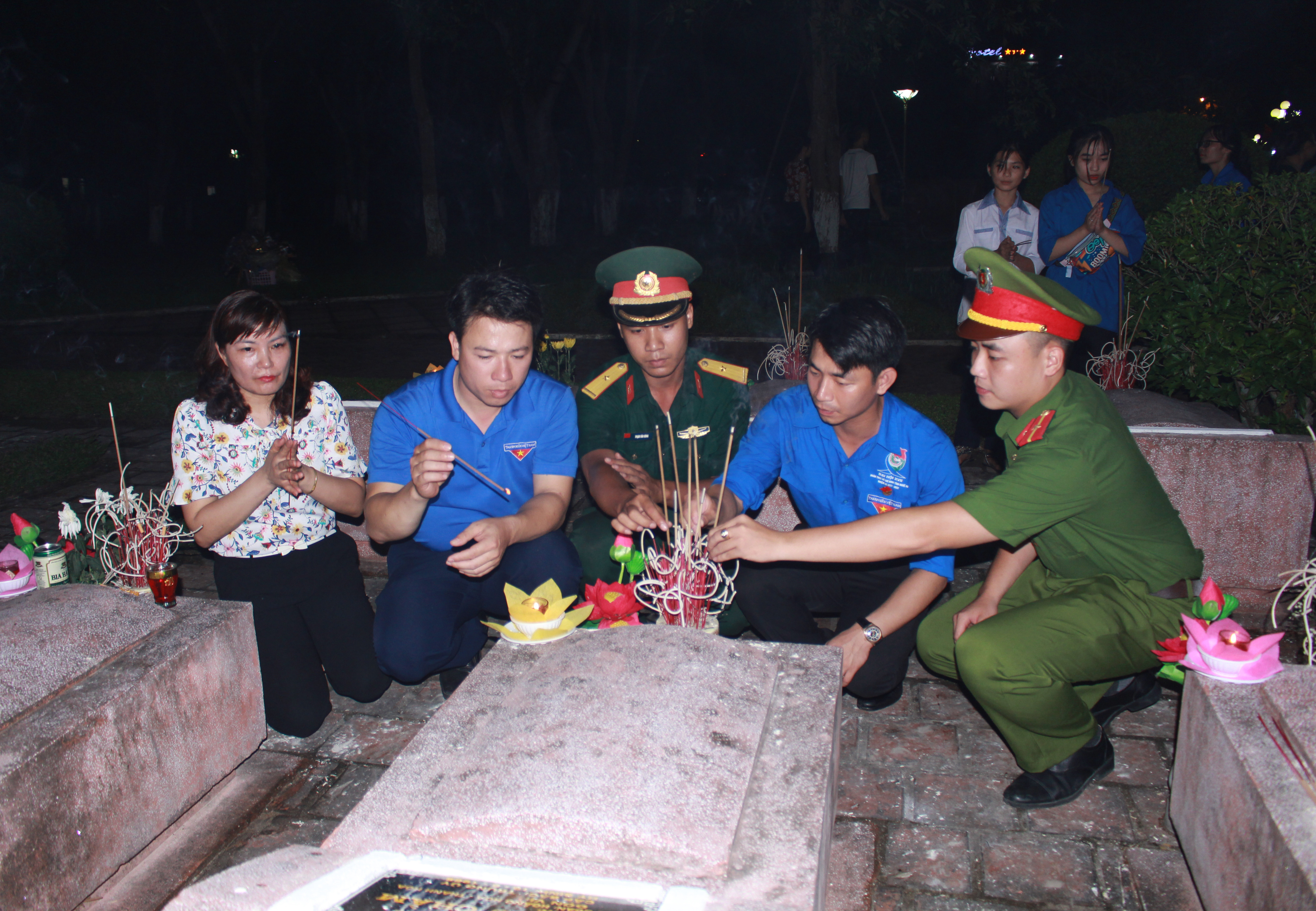 Các đại biểu thắp nến tri ân trên phần mộ của các anh hùng liệt sỹ bày tỏ lòng thành kính và biết ơn sâu sắc đối với sự hy sinh anh dũng của những người con ưu tú của dân tộc trong cuộc đấu tranh giải phóng dân tộc, thống nhất đất nước. Ảnh: Phương Thúy