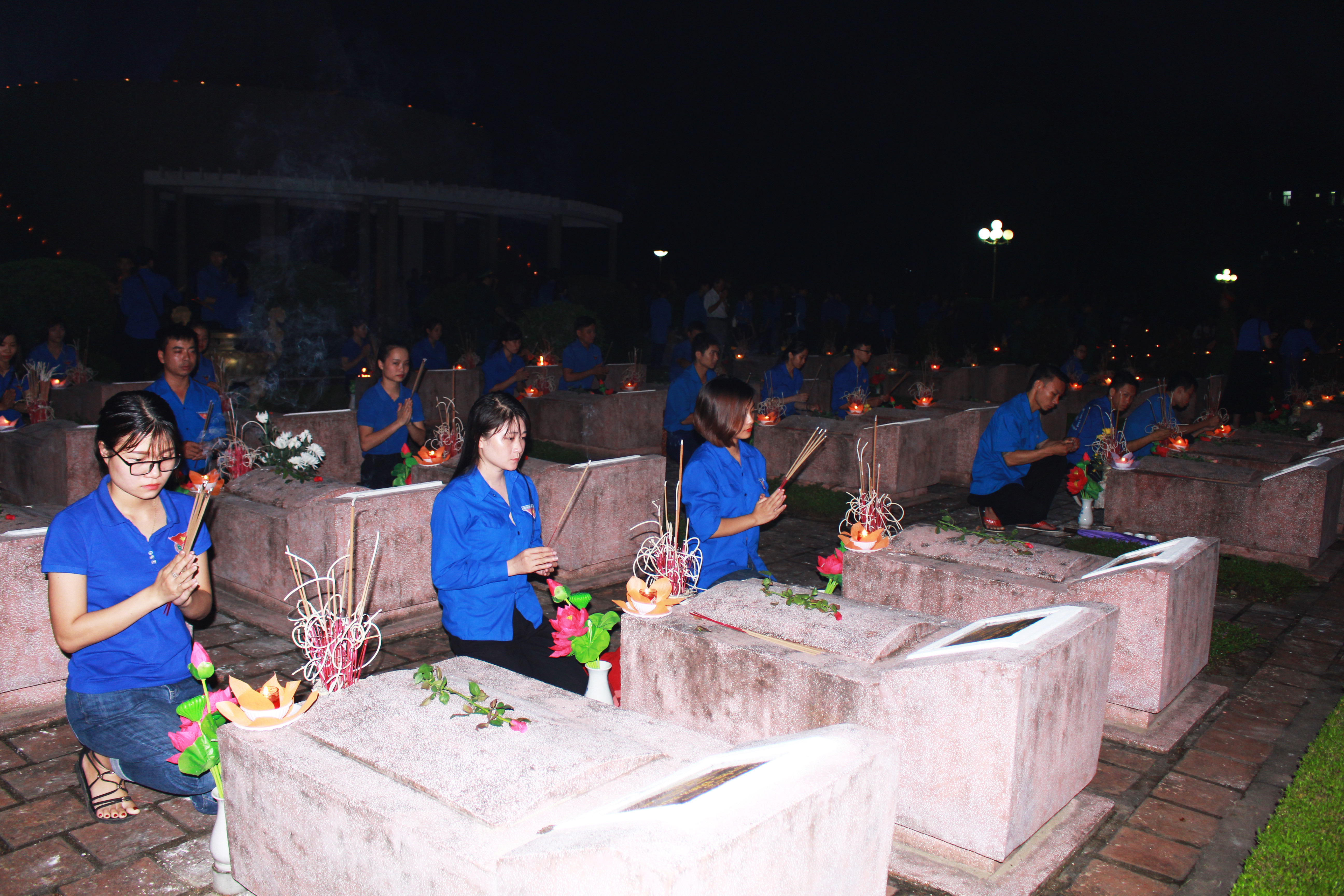 Đoàn viên thanh niên thắp nến, dâng hương tại Nghĩa trang liệt sỹ thành phố Vinh. Ảnh: Phương Thúy