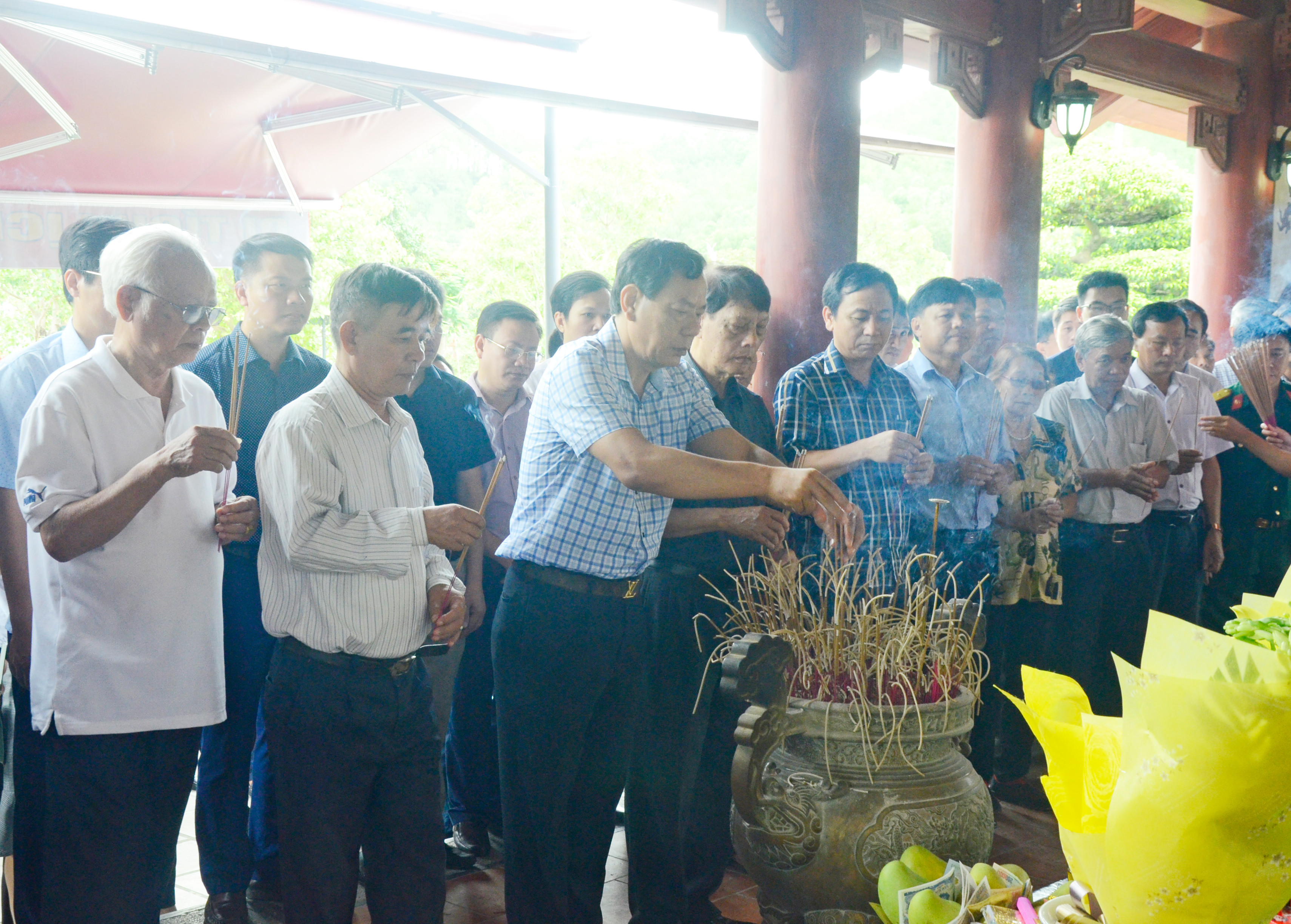 Cán bộ, công chức, viên chức ngành GTVT dâng hương tưởng niệm 13 liệt sỹ TNXP Truông Bồn. Ảnh Thanh Lê
