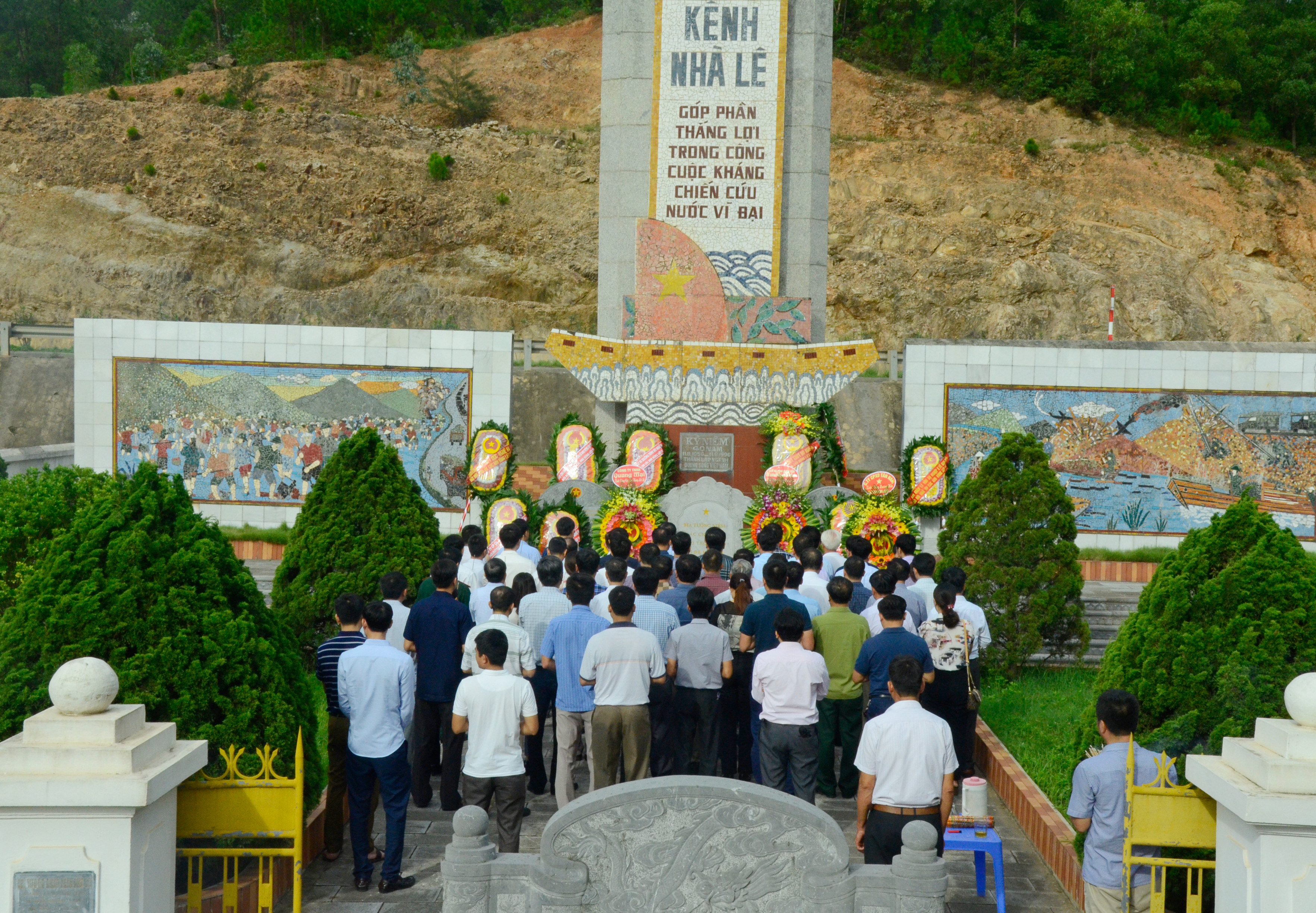 Cán bộ, công chức, viên chức ngành GTVT dâng hương tưởng niệm tại Kênh Nhà Lê (xã Nghi Yên huyện Nghi Lộc). Ảnh Thanh Lê