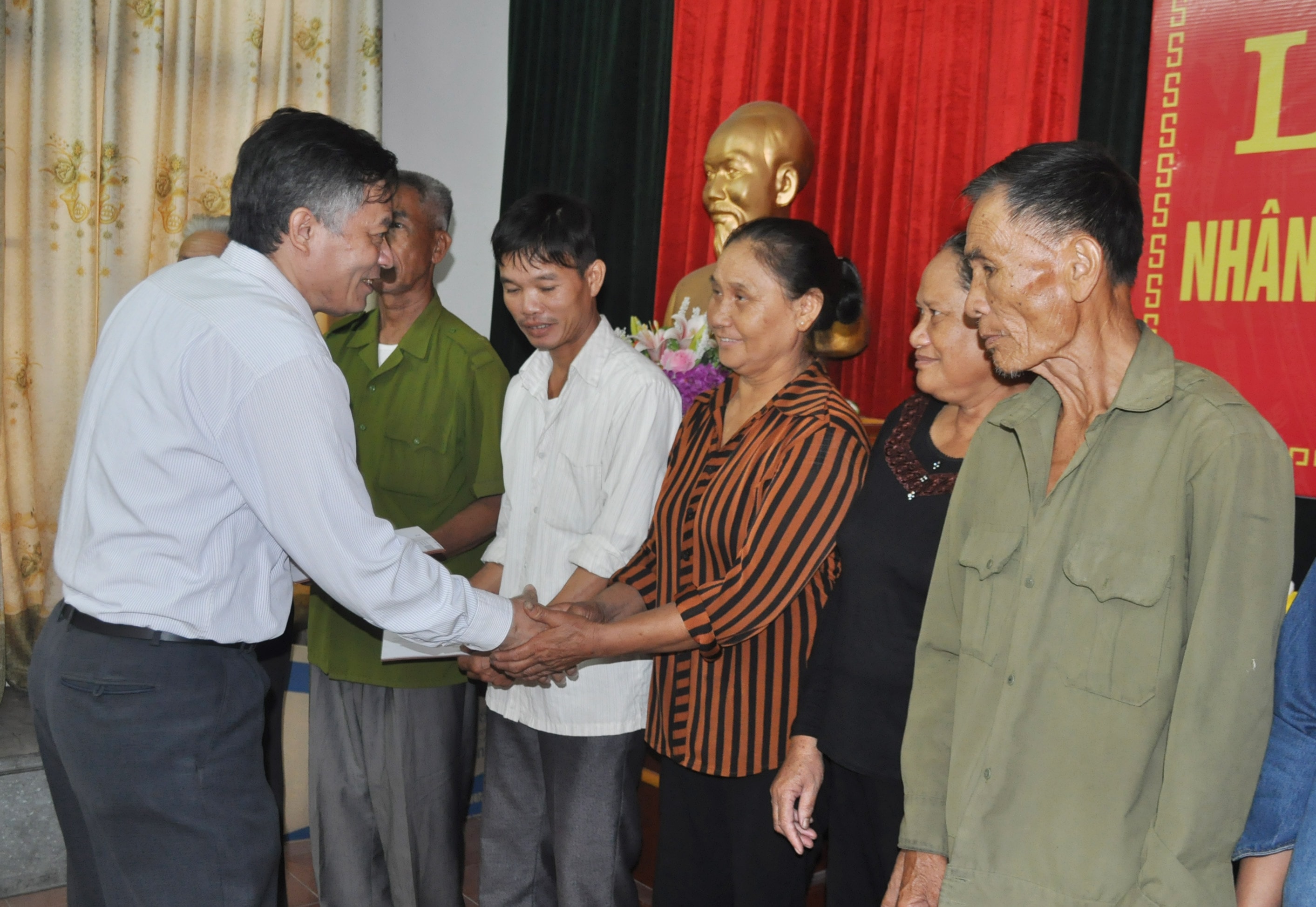 Lãnh đạo Ngân hàng Nhà nước chi nhánh Nghệ An trao quà thương binh tại huyện Hưng Nguyên. Ảnh: Thu Huyền