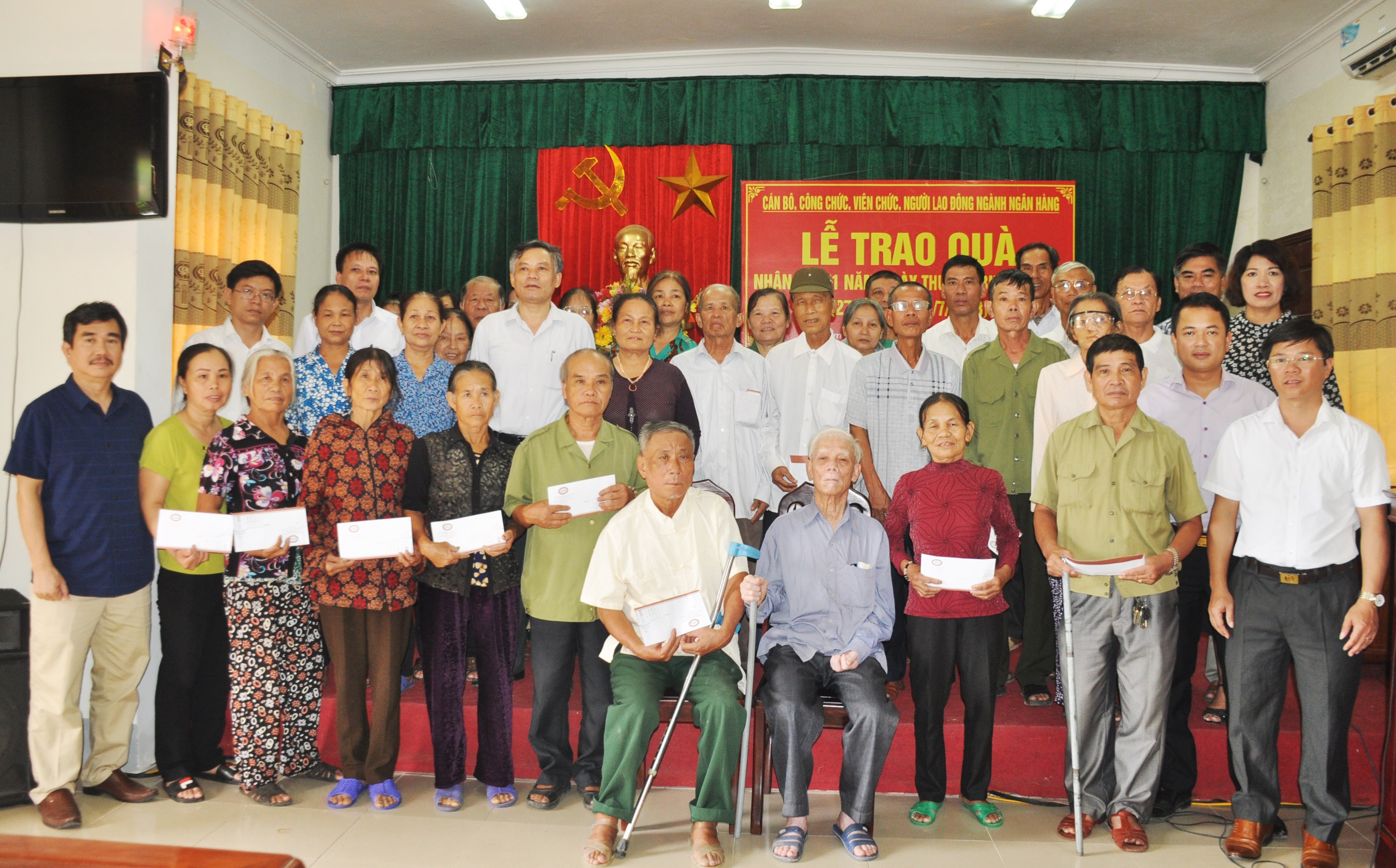 Dịp này, ngành ngân hàng trao 100 suất quà cho các thương binh ở Nam Đàn, Hưng Nguyên, Thành phố Vinh. Ảnh: Thu Huyền