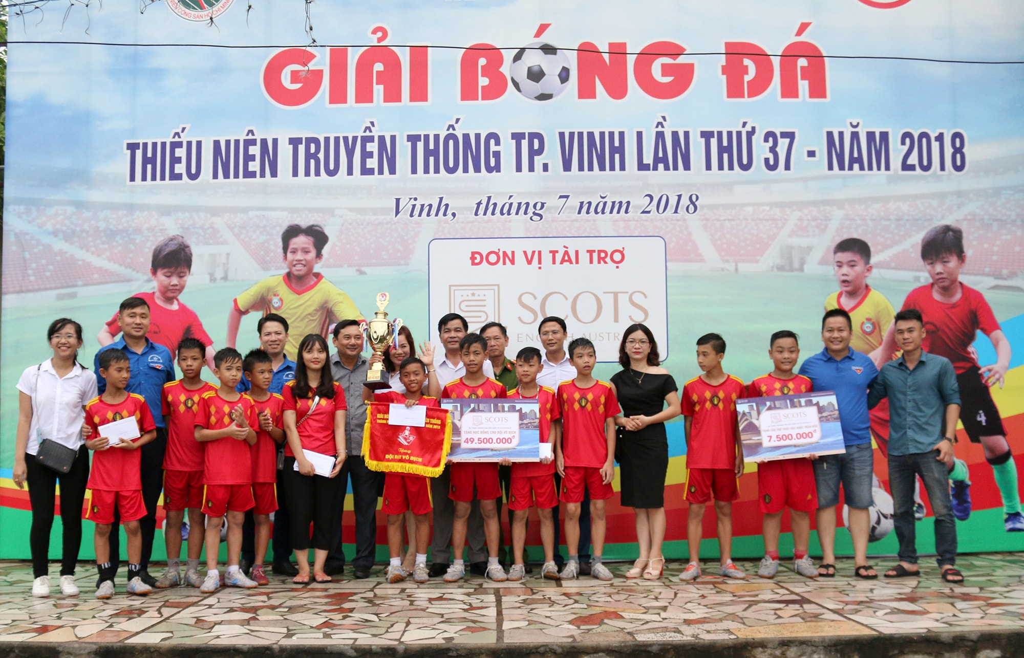 BTC trao cúp Vàng cho thiếu niên Nghi Phú. Ảnh: Đức Anh