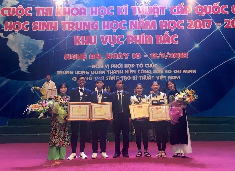 Quỳnh và Linh nhận giải 3 cuộc thi KHKT quốc gia năm 2018. Ảnh: NVCC