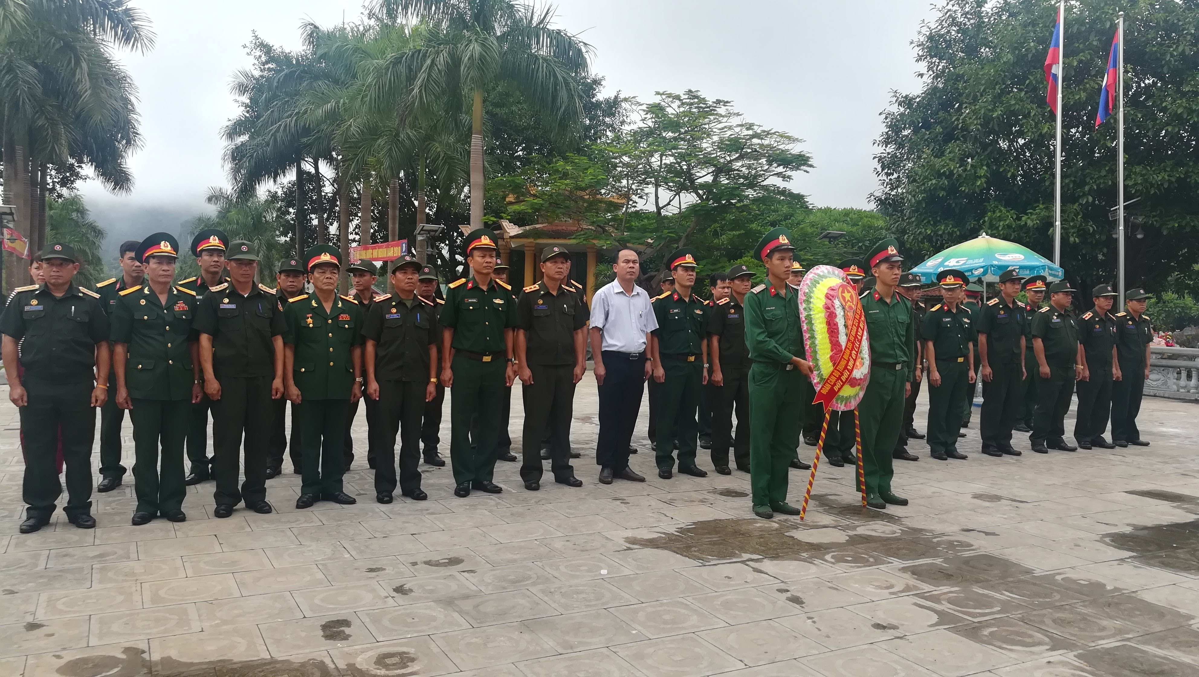 Đoàn cán bộ viếng thăm Nghĩa trang Quốc tế Việt – Lào. Ảnh: Cảnh Dương