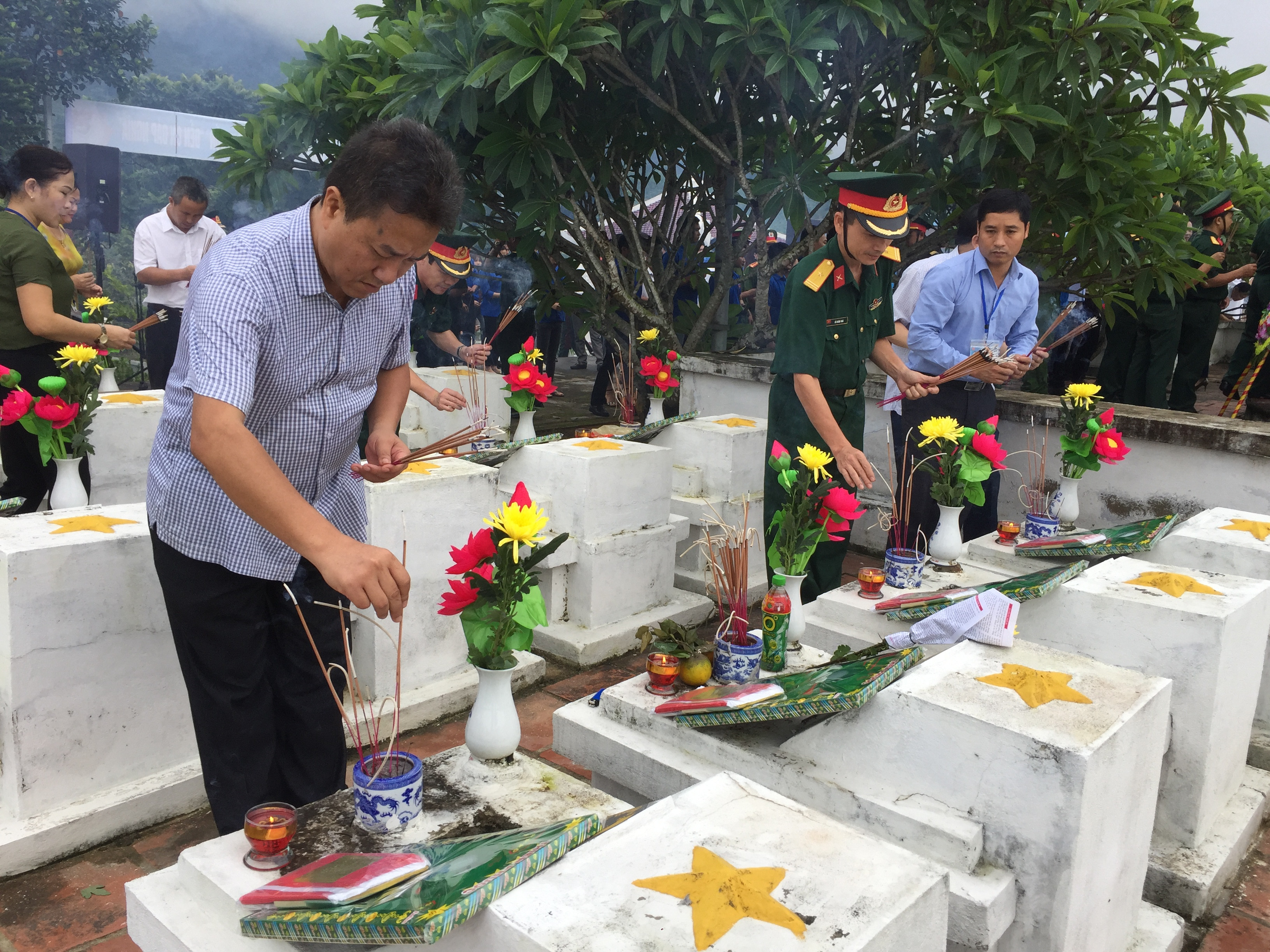 Thắp nến tri ân lên các phần mộ các anh hùng liệt sỹ tại Nghĩa trang huyện Quế Phong. Ảnh: Thúy Hằng