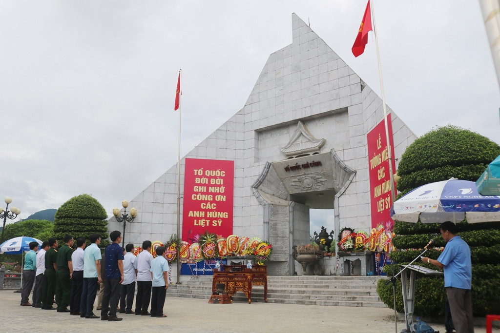 Đoàn công tác huyện Quỳnh Lưu làm lễ dâng hương tại Nghĩa trang Việt - Lào. Ảnh: Việt Hùng