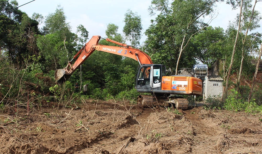 Các phương tiện thi công trên vệt 9m tại Nghi Lộc. Ảnh: Phú Hương