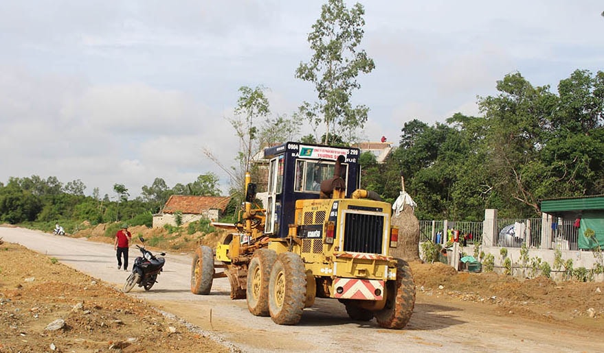 Triển khai thi công trên diện tích đất đã được bàn giao mặt bằng tại xã Nghi Phong, huyện Nghi Lộc. Ảnh: Phú Hương