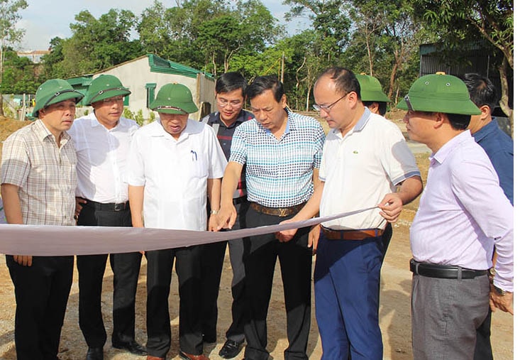 Kiểm tra tiến độ đoạn qua xã Nghi Phong, huyện Nghi Lộc. Ảnh: Phú Hương